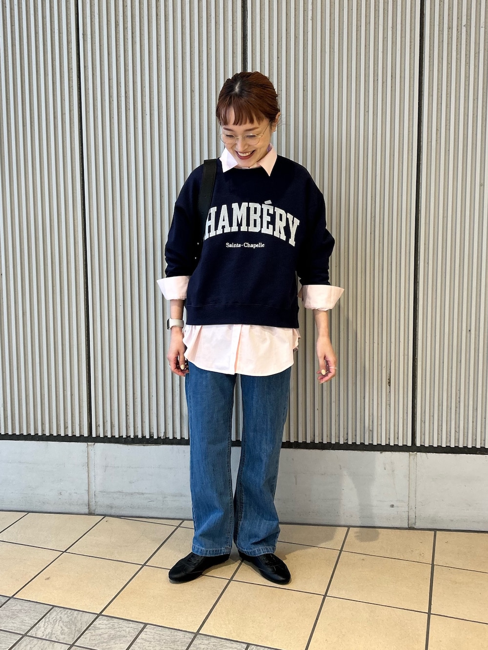 ブルー系のスウェット、ブルー系のその他パンツ、ブラック系のその他シューズを着用したレディースの冬コーディネートの1枚目の写真