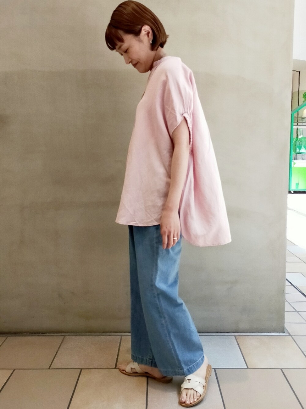 ピンク系のシャツ/ブラウス、ブルー系のデニムパンツ、ホワイト系のサンダルを着用したレディースの夏コーディネートの1枚目の写真