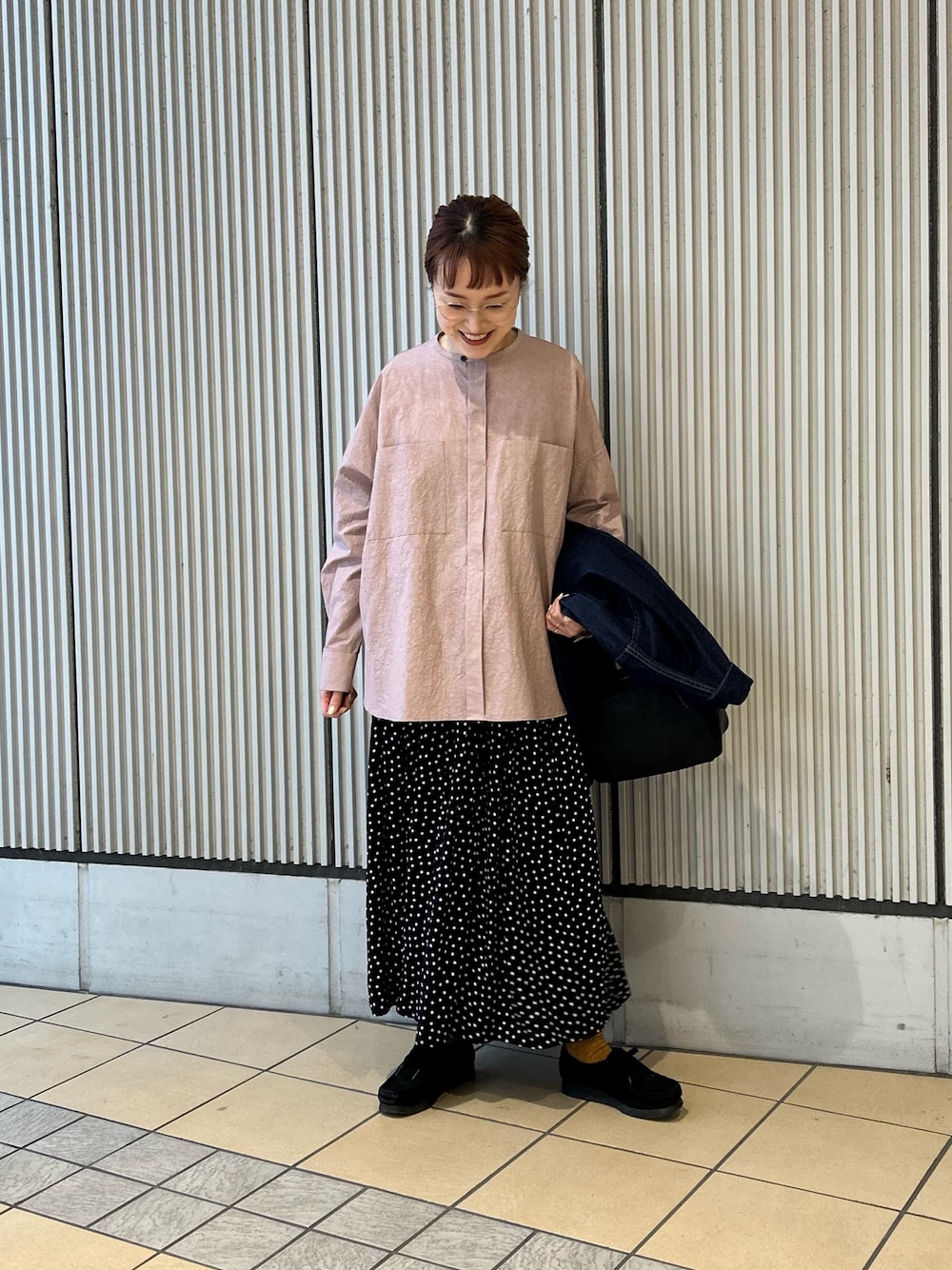 ブラック系のスカート、ブルー系のカバーオール、ピンク系のシャツ/ブラウスを着用したレディースの冬コーディネートの1枚目の写真