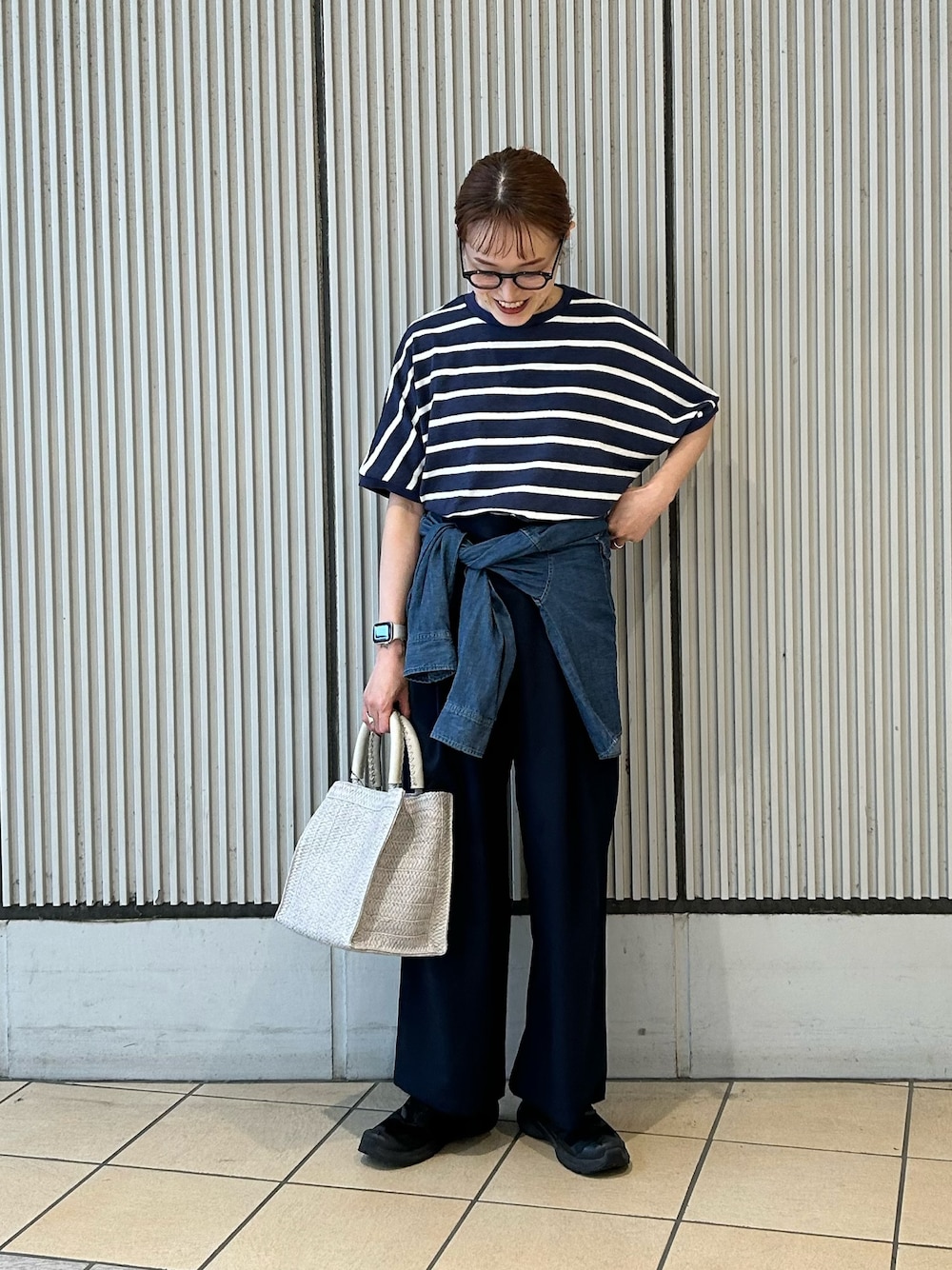 ブルー系のTシャツ/カットソー、ブルー系のその他パンツ、グレー系のハンドバッグを着用したレディースの夏コーディネートの1枚目の写真