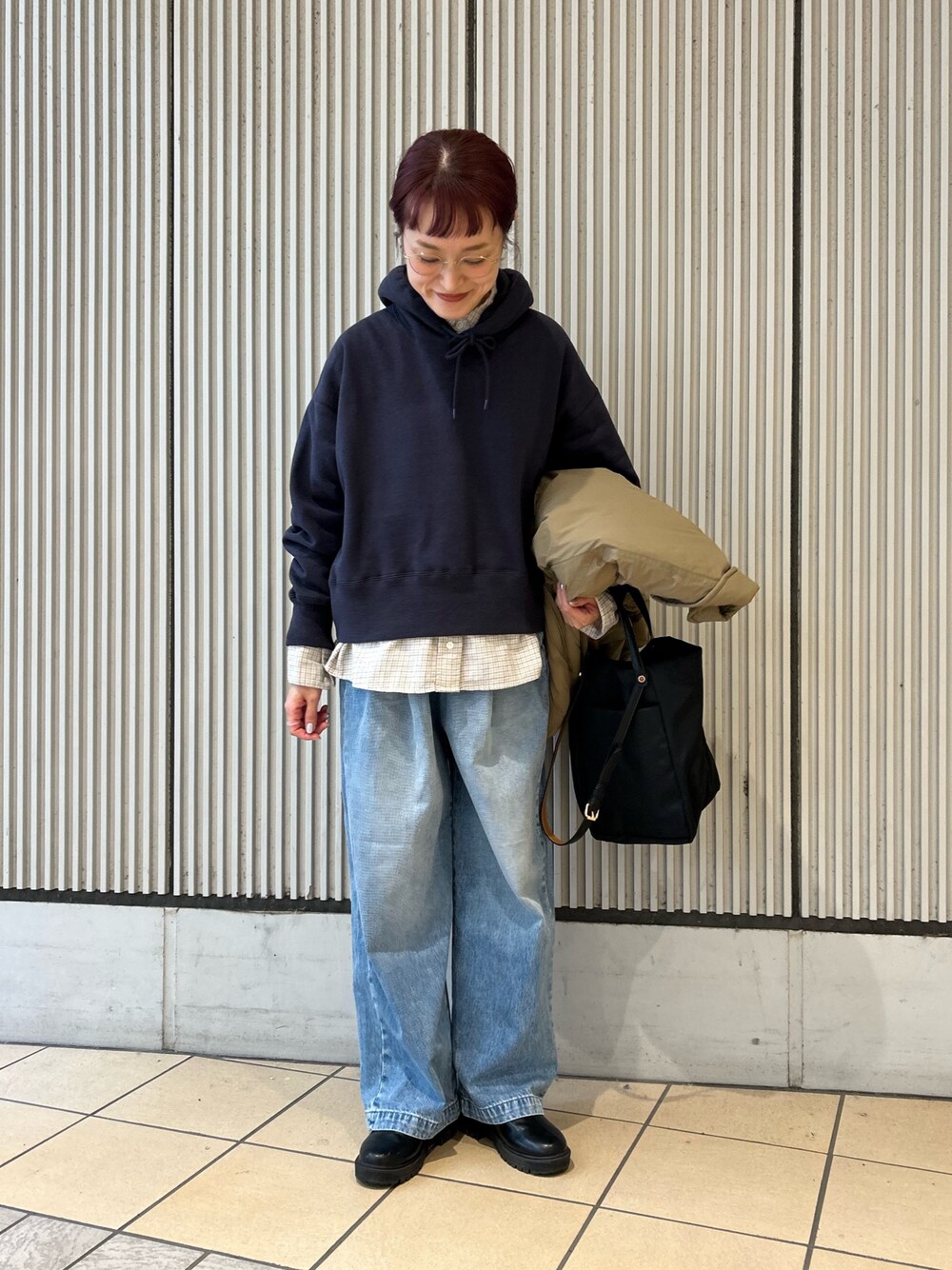 ブルー系のパーカー、ベージュ系のその他アウター、ホワイト系のシャツ/ブラウスを着用したレディースの秋コーディネートの1枚目の写真