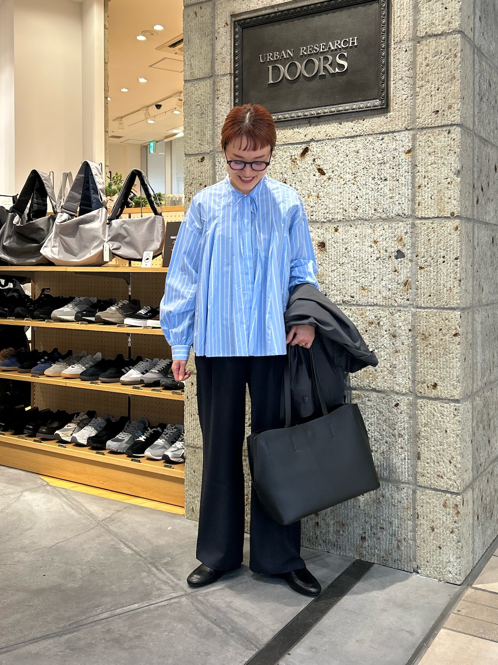 ブルー系のシャツ/ブラウス、ブルー系のその他パンツ、ブラック系のその他シューズを着用したレディースの春コーディネートの1枚目の写真