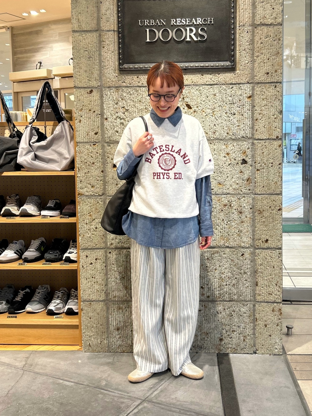 ブルー系のシャツ/ブラウス、ベージュ系のスウェット、グレー系のその他パンツを着用したレディースの春コーディネートの1枚目の写真