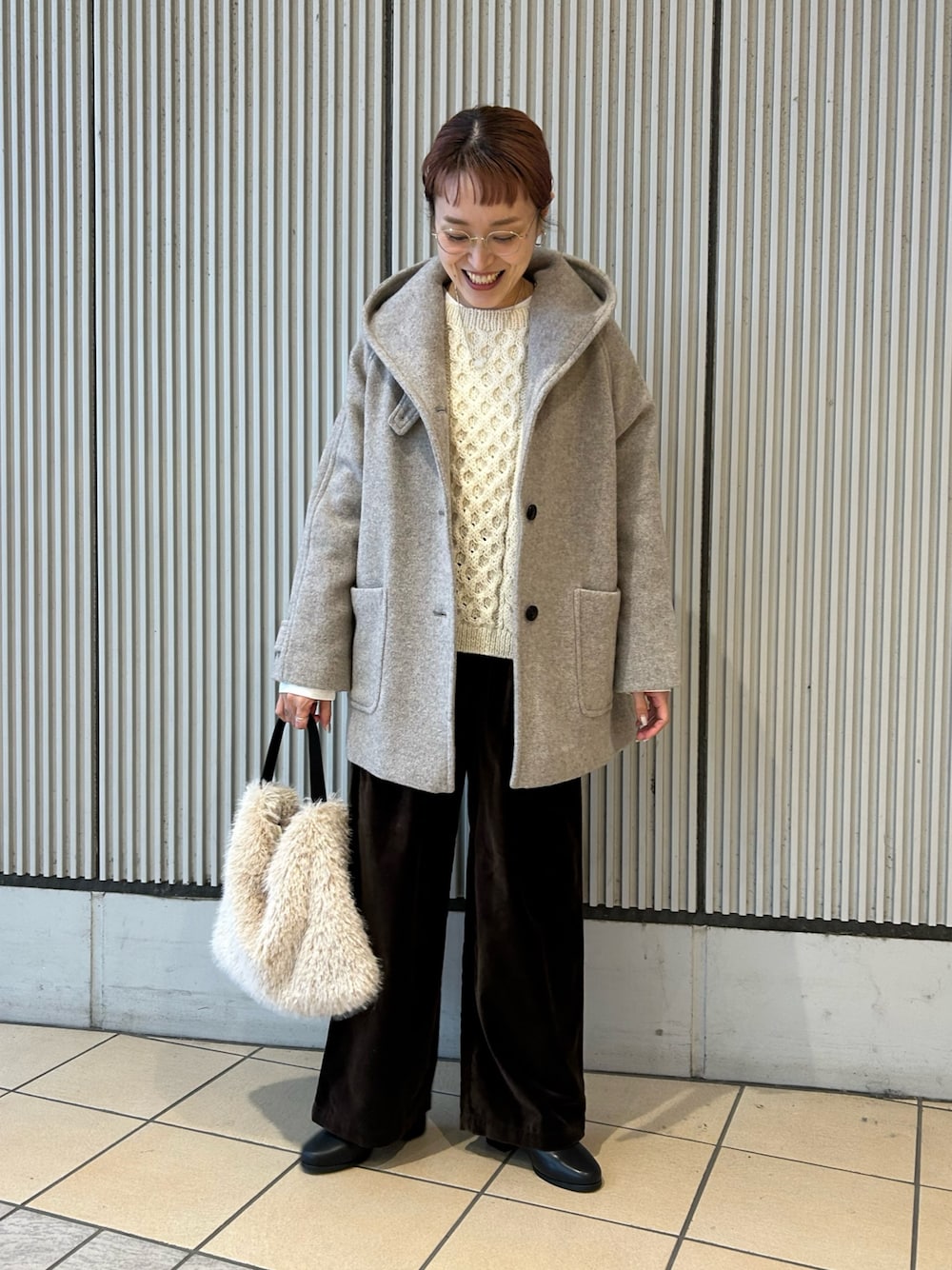 ホワイト系のニット/セーター、ブラウン系のその他パンツ、ブラック系のブーツを着用したレディースの秋コーディネートの1枚目の写真