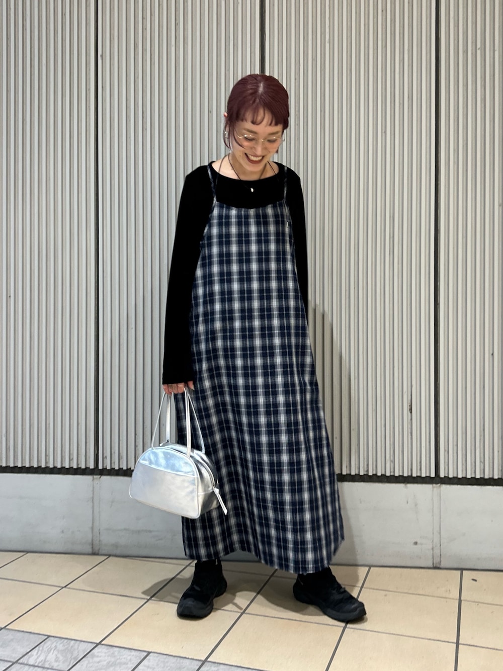 ブルー系のワンピース、ブラック系のTシャツ/カットソー、シルバー系のボストンバッグを着用したレディースの秋コーディネートの1枚目の写真