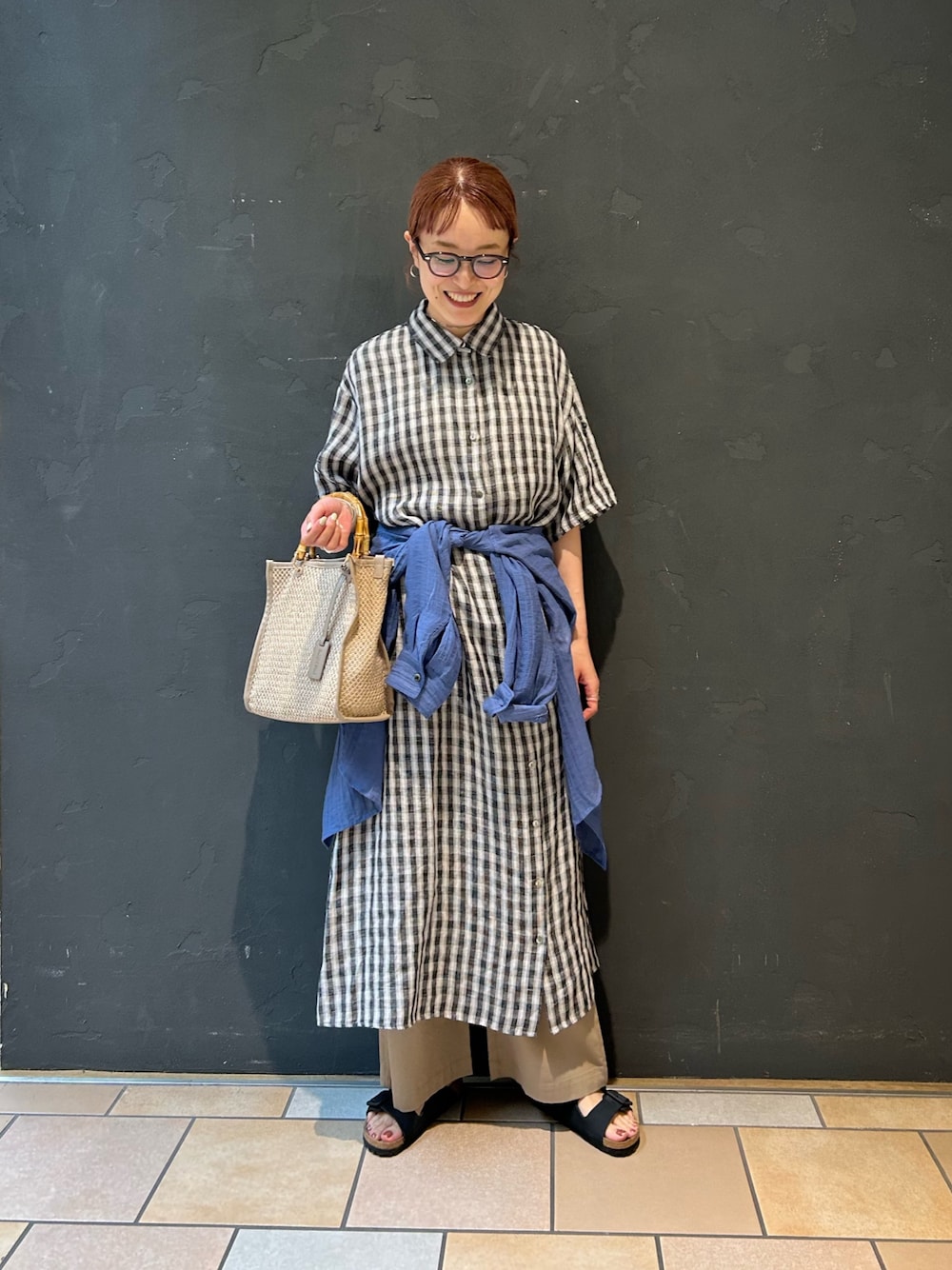 その他のワンピース、ベージュ系のその他パンツ、ベージュ系のショルダーバッグを着用したレディースの春コーディネートの1枚目の写真