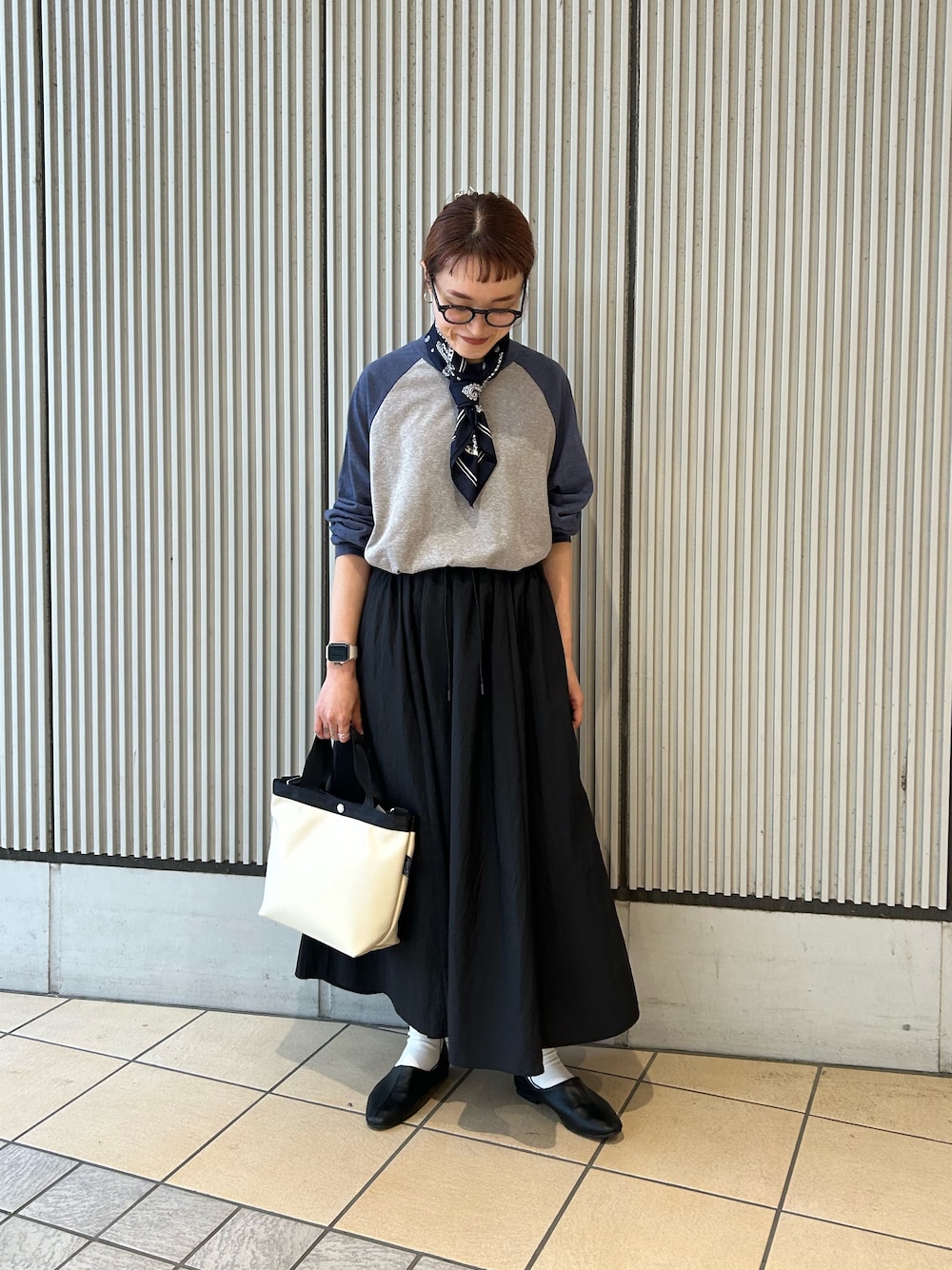 ブルー系のTシャツ/カットソー、ブラック系のスカート、ブラック系のその他シューズを着用したレディースの春コーディネートの1枚目の写真