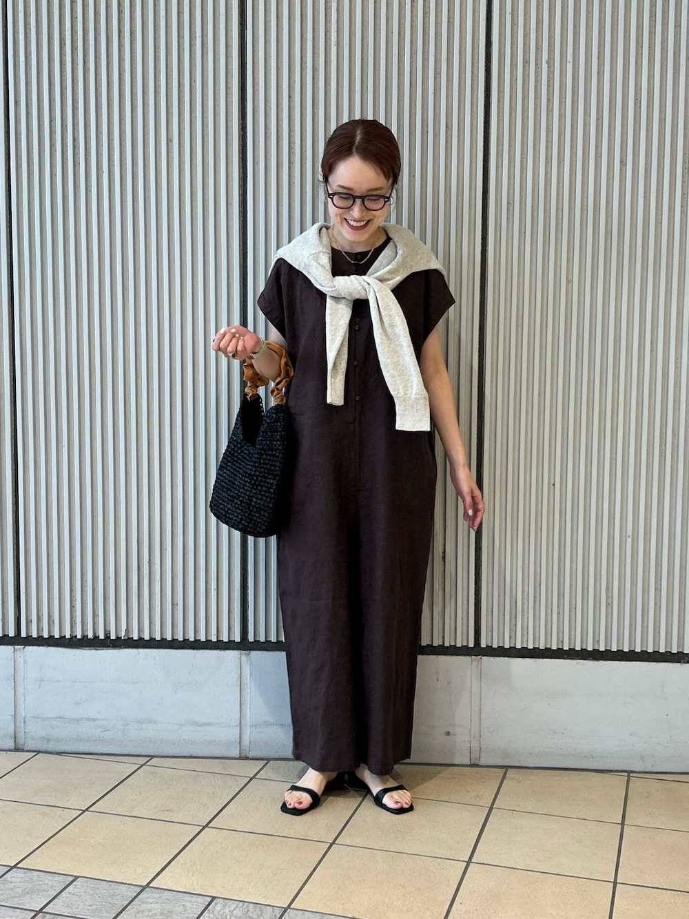 グレー系のその他パンツ、ベージュ系のカーディガン/ボレロ、ブラック系のサンダルを着用したレディースの春コーディネートの1枚目の写真
