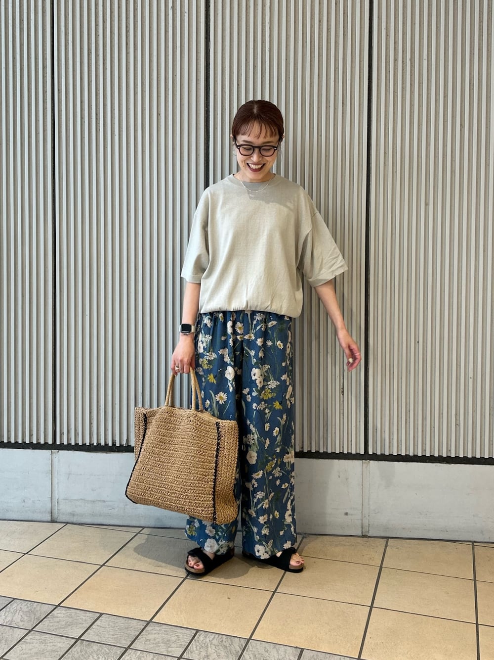 ブルー系のその他パンツ、ベージュ系のトートバッグ、ブラック系のサンダルを着用したレディースの春コーディネートの1枚目の写真