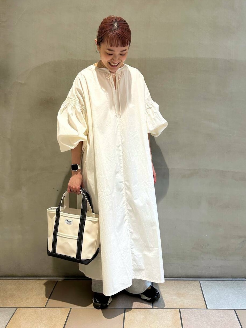 グレー系のその他パンツ、ピンク系のTシャツ/カットソー、ホワイト系のワンピースを着用したレディースの春コーディネートの1枚目の写真