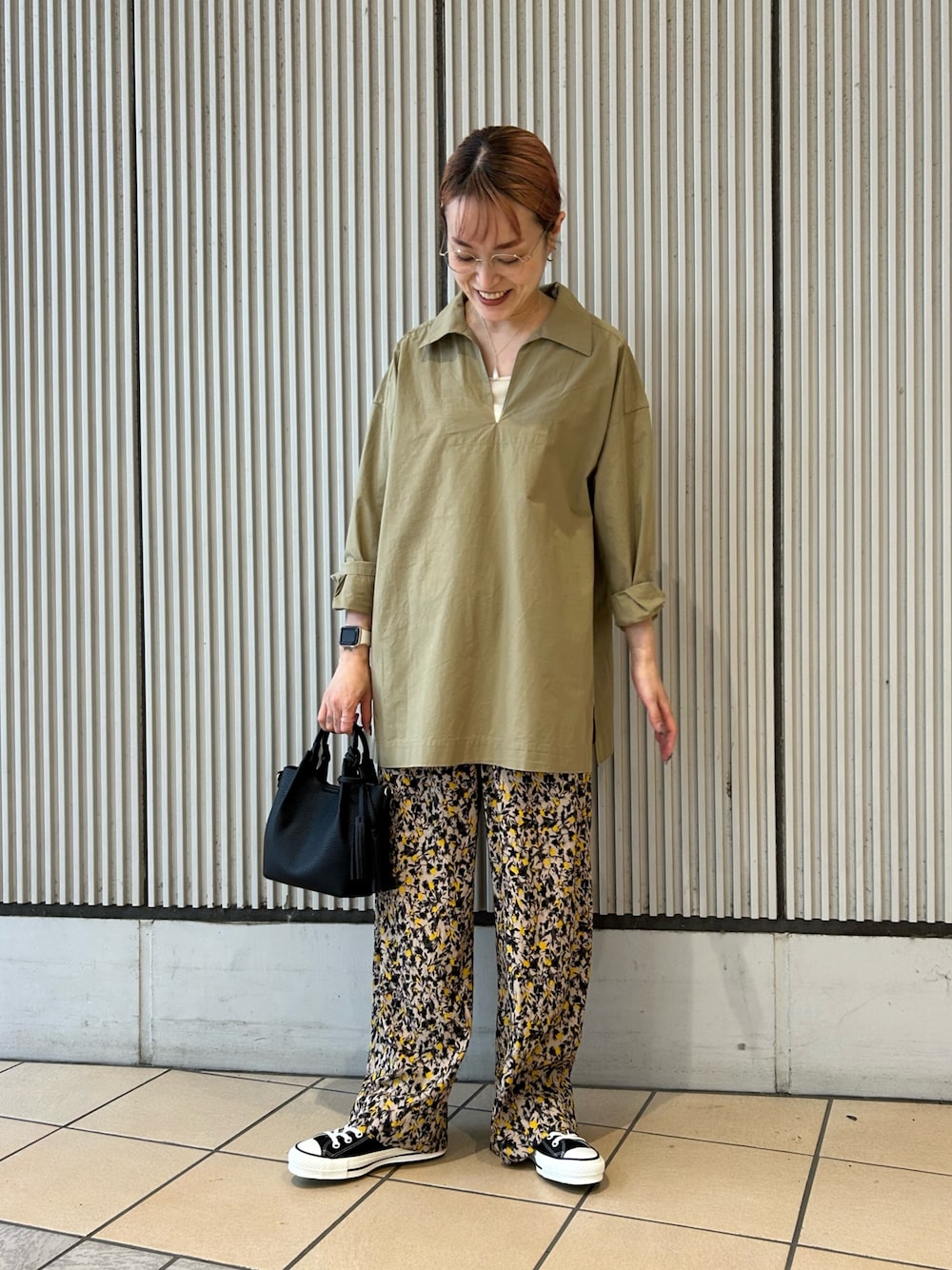 ベージュ系のその他パンツ、ブラック系のスニーカーを着用したレディースの夏コーディネートの1枚目の写真