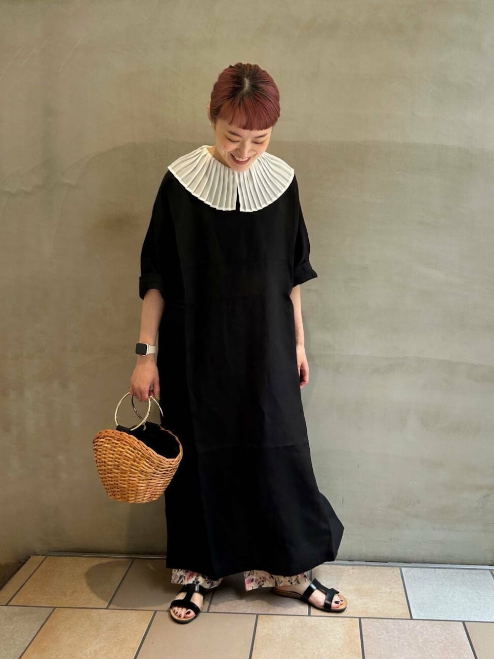 ブラック系のワンピース、ピンク系のその他パンツ、イエロー系のショルダーバッグを着用したレディースの夏コーディネートの1枚目の写真