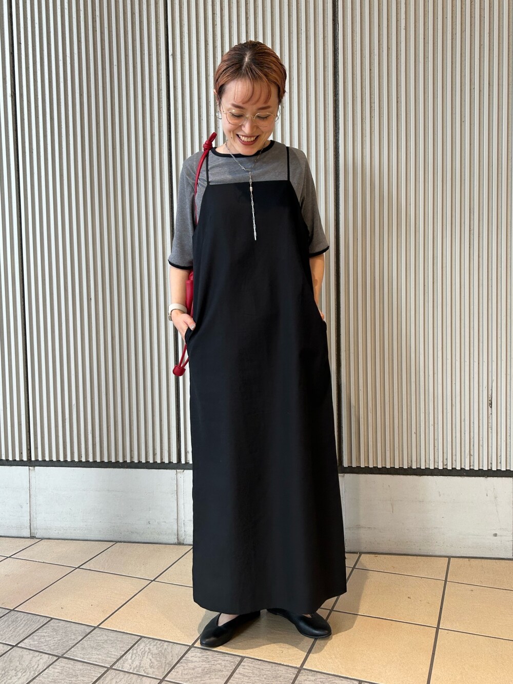 ブラック系のワンピース、グレー系のTシャツ/カットソー、レッド系のショルダーバッグを着用したレディースの夏コーディネートの1枚目の写真