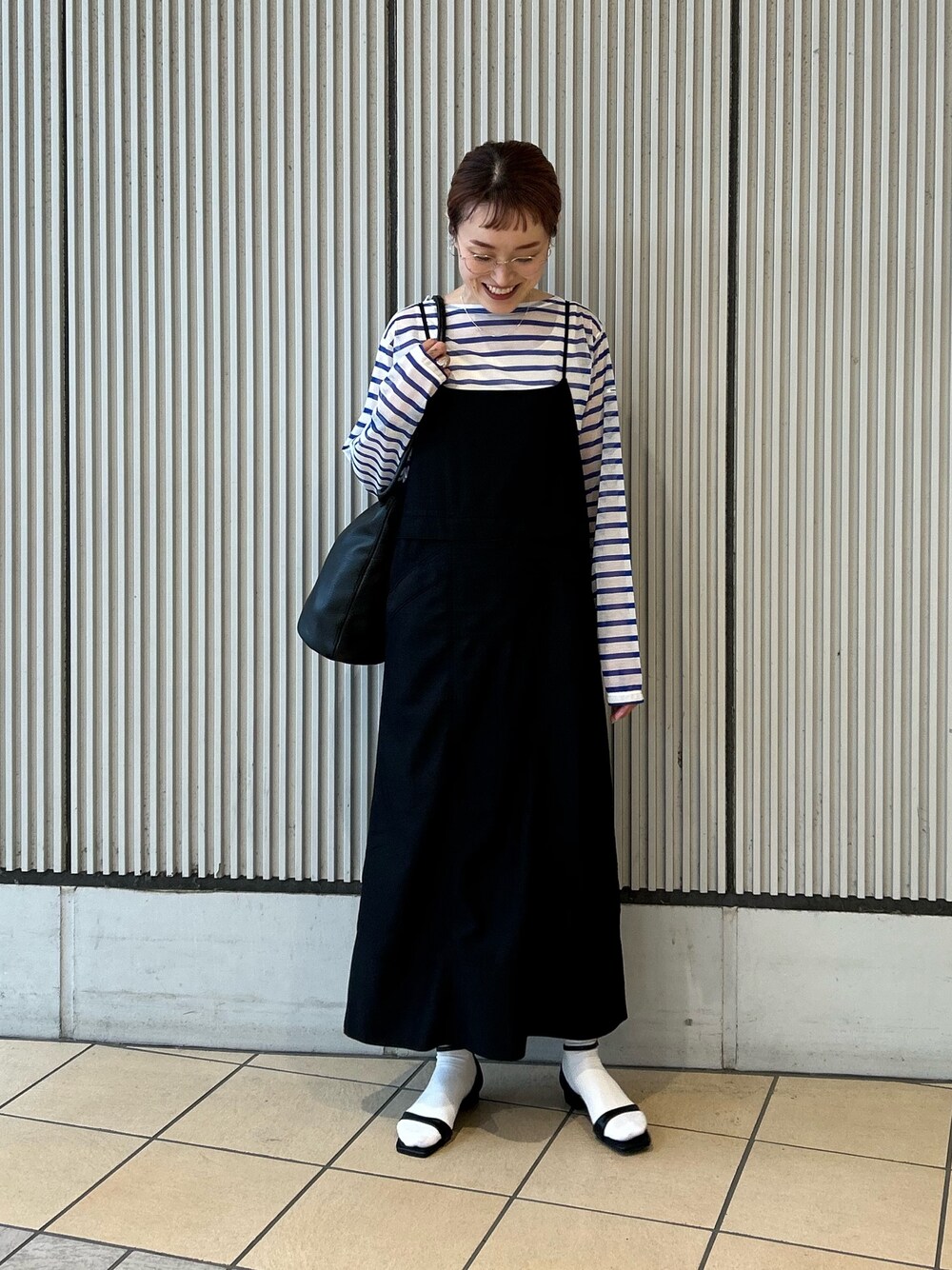 ブラック系のサンダル、ブルー系のTシャツ/カットソー、ブラック系のワンピースを着用したレディースの春コーディネートの1枚目の写真