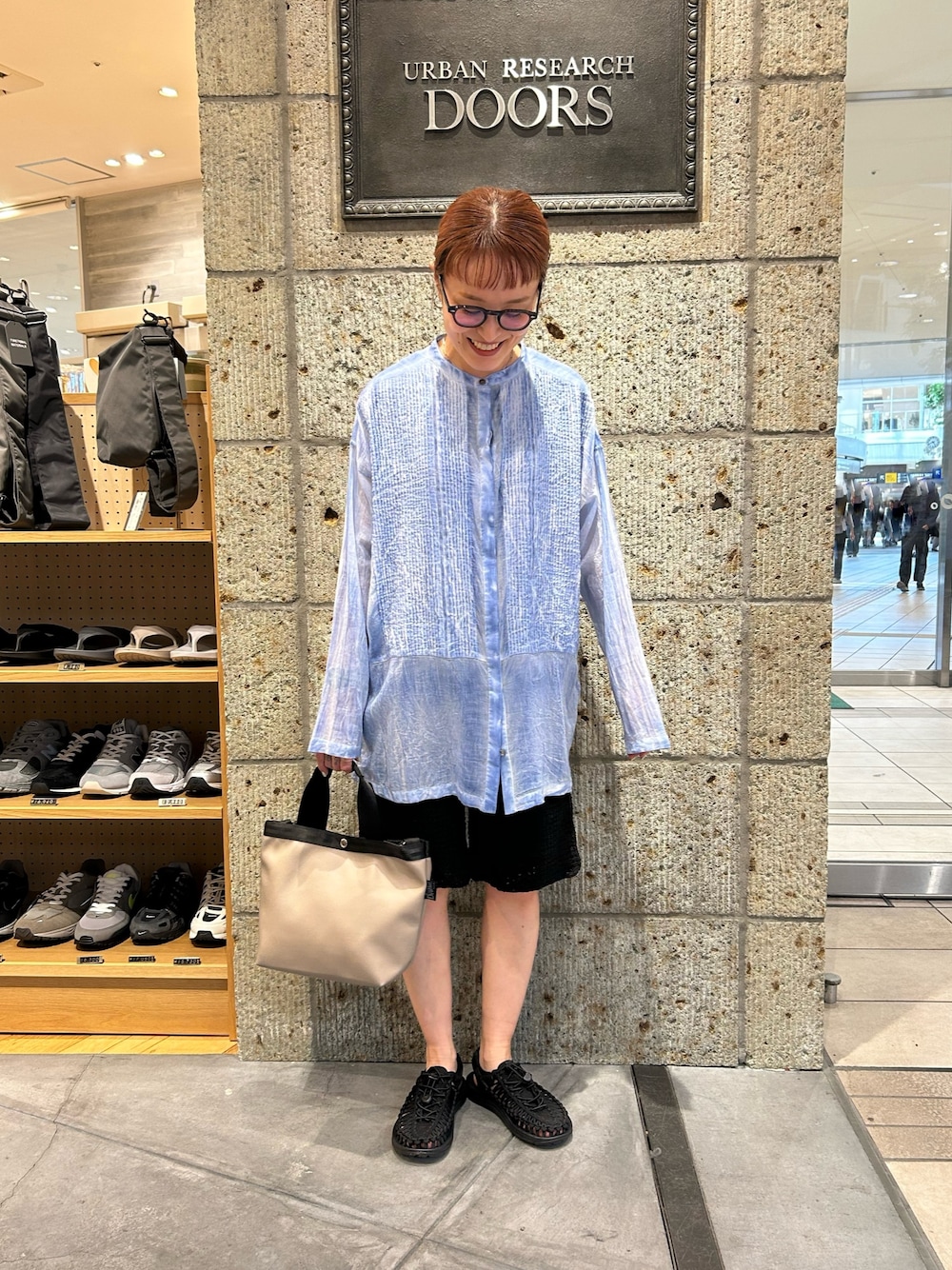 ブルー系のシャツ/ブラウス、ブラック系のその他パンツ、グレー系のハンドバッグを着用したレディースの春コーディネートの1枚目の写真