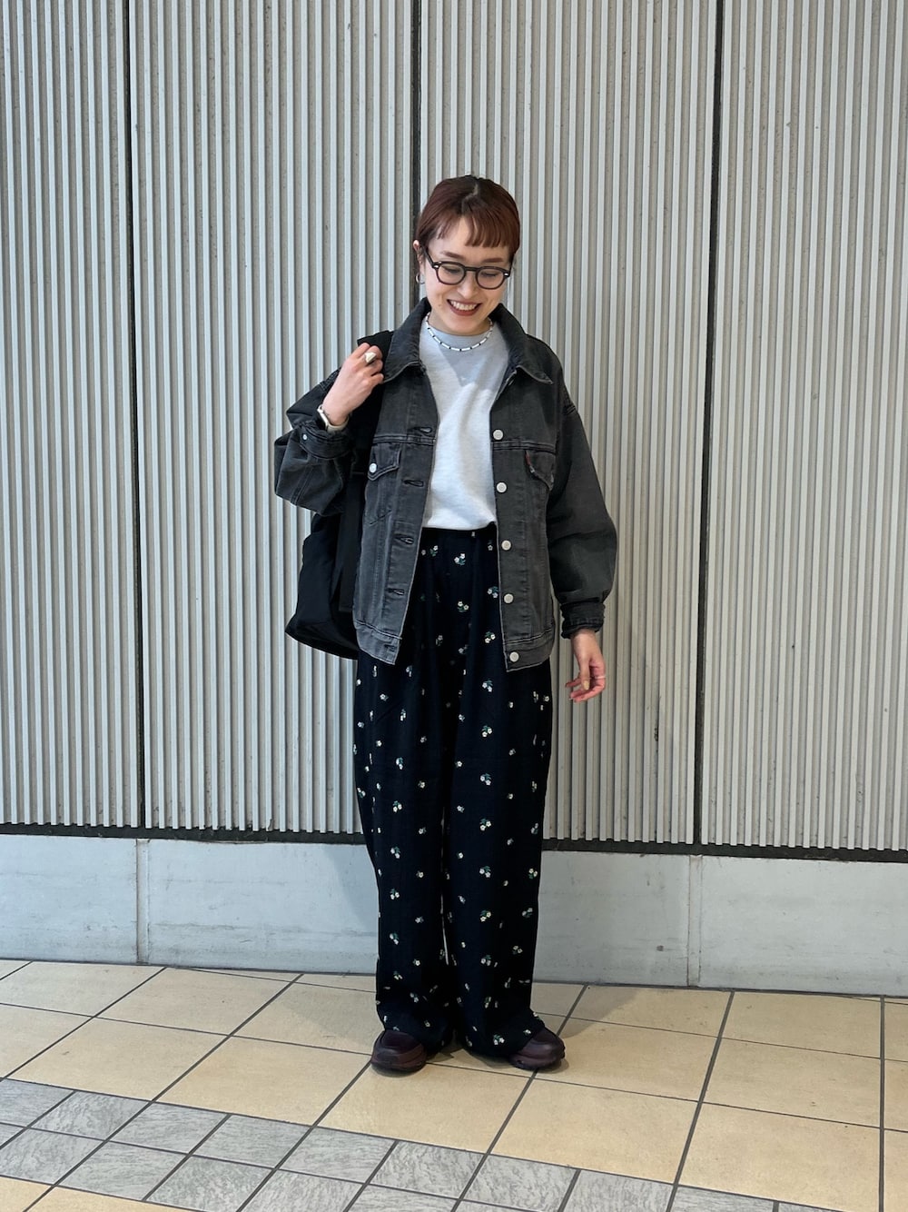 ブラック系のその他パンツ、グレー系のTシャツ/カットソー、ブラック系のデニムジャケットを着用したレディースの春コーディネートの1枚目の写真