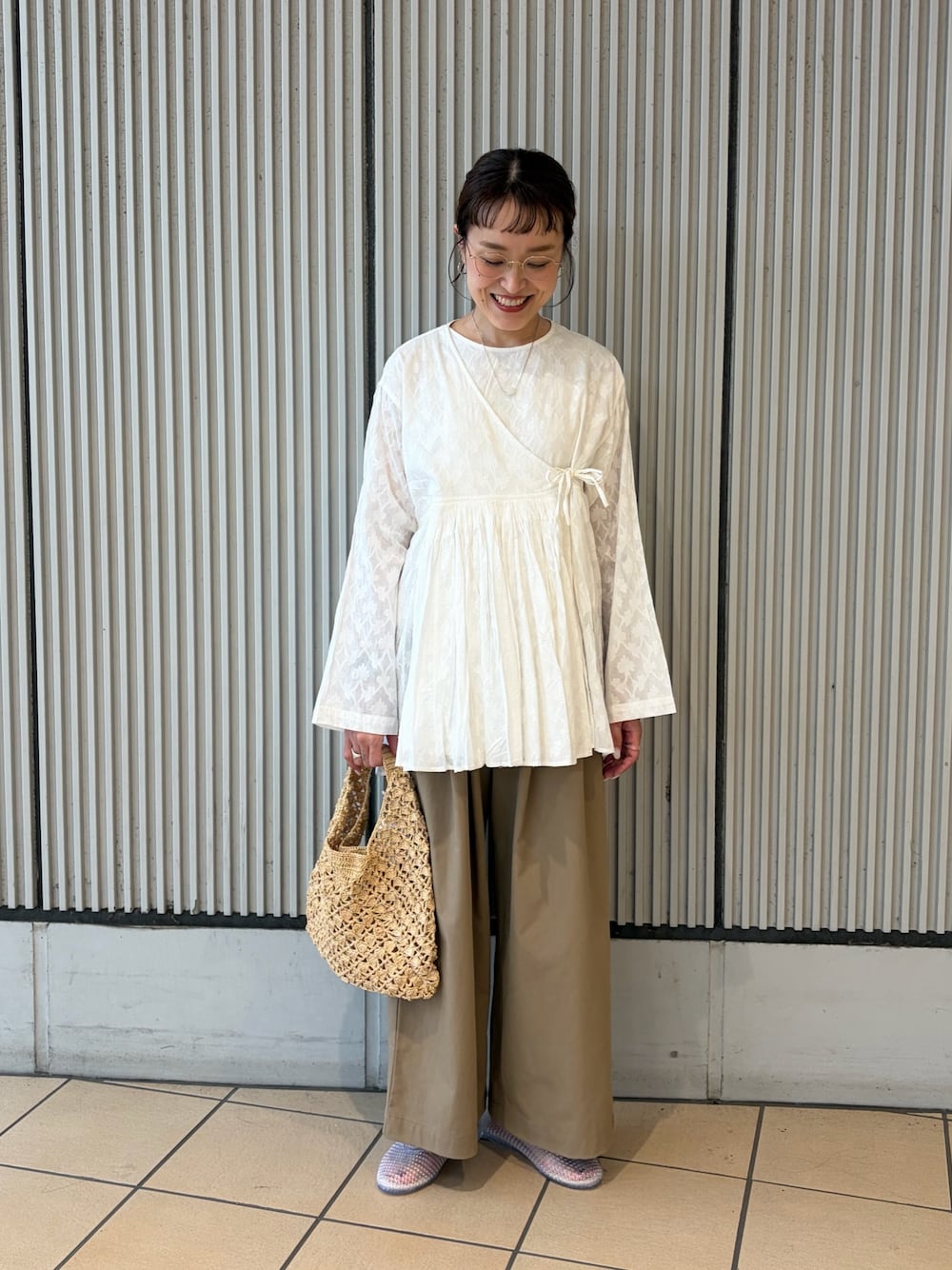 ホワイト系のシャツ/ブラウス、ベージュ系のその他パンツ、その他のバレエシューズを着用したレディースの夏コーディネートの1枚目の写真
