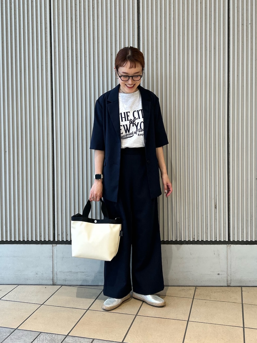 ブルー系のその他アウター、ブルー系のその他パンツ、シルバー系のスリッポンを着用したレディースの春コーディネートの1枚目の写真