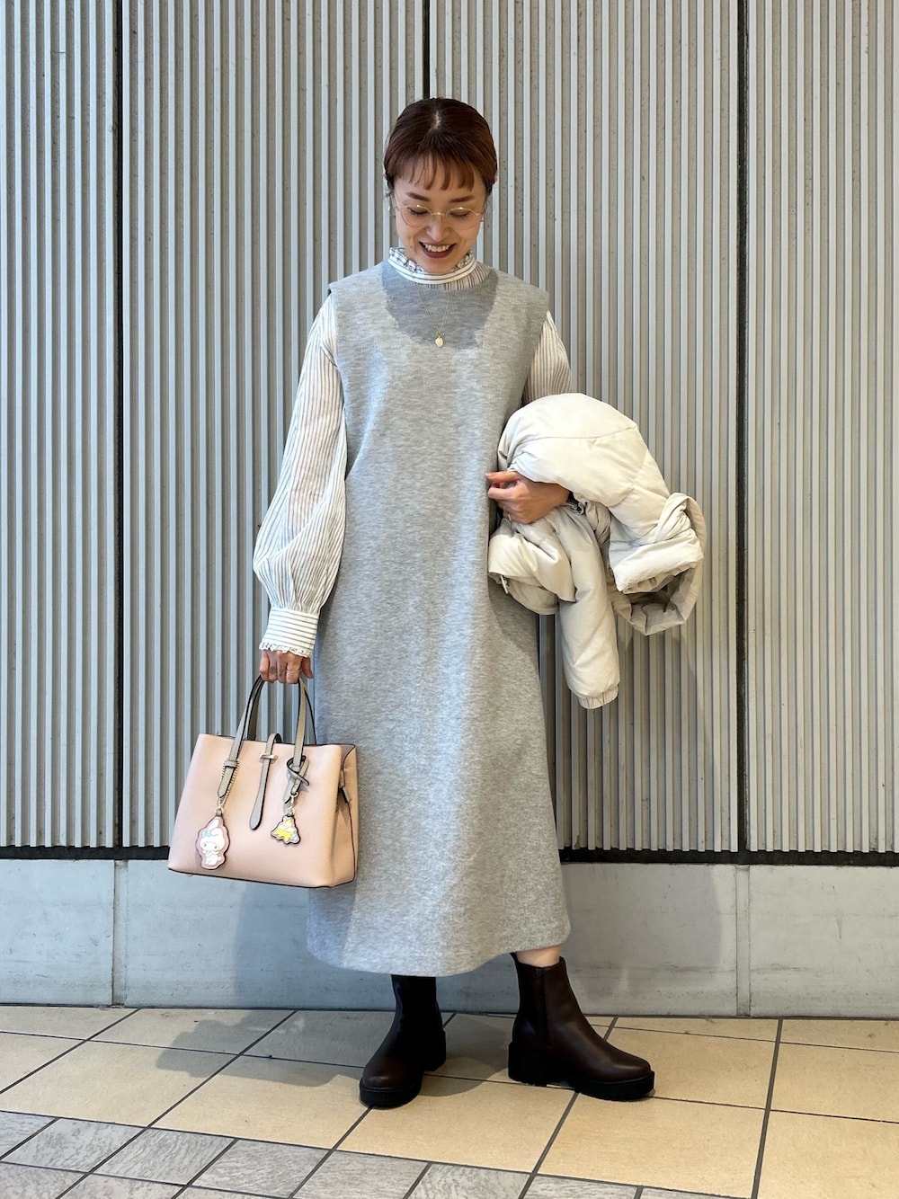 グレー系のワンピース、その他のシャツ/ブラウス、ホワイト系のダウンジャケット/コートを着用したレディースの冬コーディネートの1枚目の写真