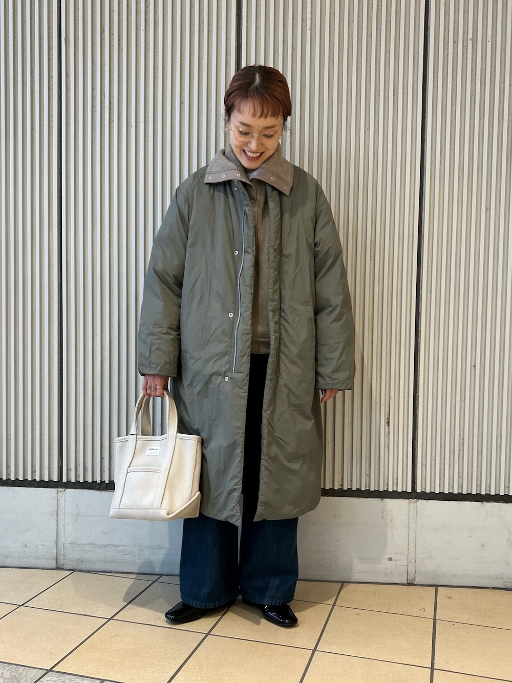 ブラウン系のその他トップス、グリーン系のその他アウター、ブルー系のデニムパンツを着用したレディースの秋コーディネートの1枚目の写真