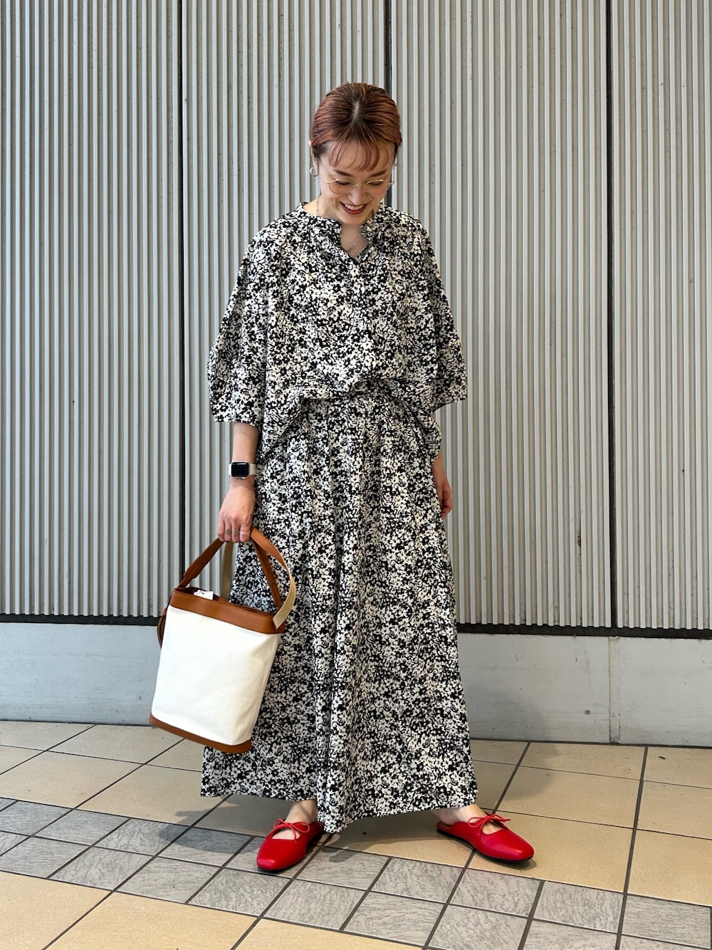 ブラック系のシャツ/ブラウス、ブラック系のスカート、ブラウン系のショルダーバッグを着用したレディースの夏コーディネートの1枚目の写真