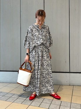 「URBAN RESEARCH DOORS（アーバンリサーチドアーズ）のフラワープリントドルマンブラウス（シャツ/ブラウス、ブラック系）」を使った、mayouedaさん（レディース・156cm）の夏コーディネート