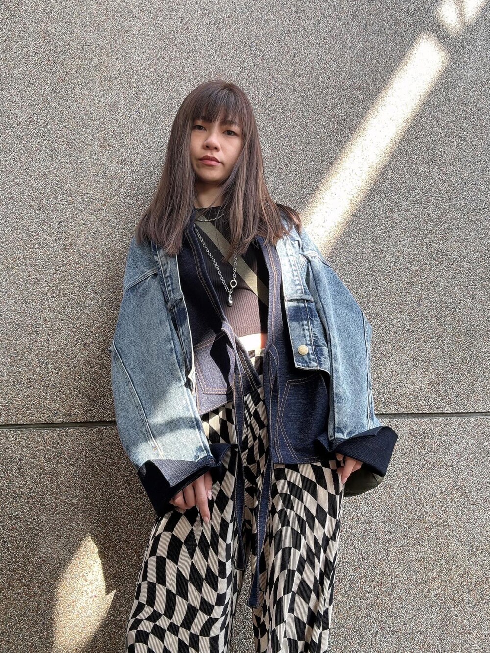 ブルー系のデニムジャケット、その他のチノパンツを着用したレディースの春コーディネートの1枚目の写真