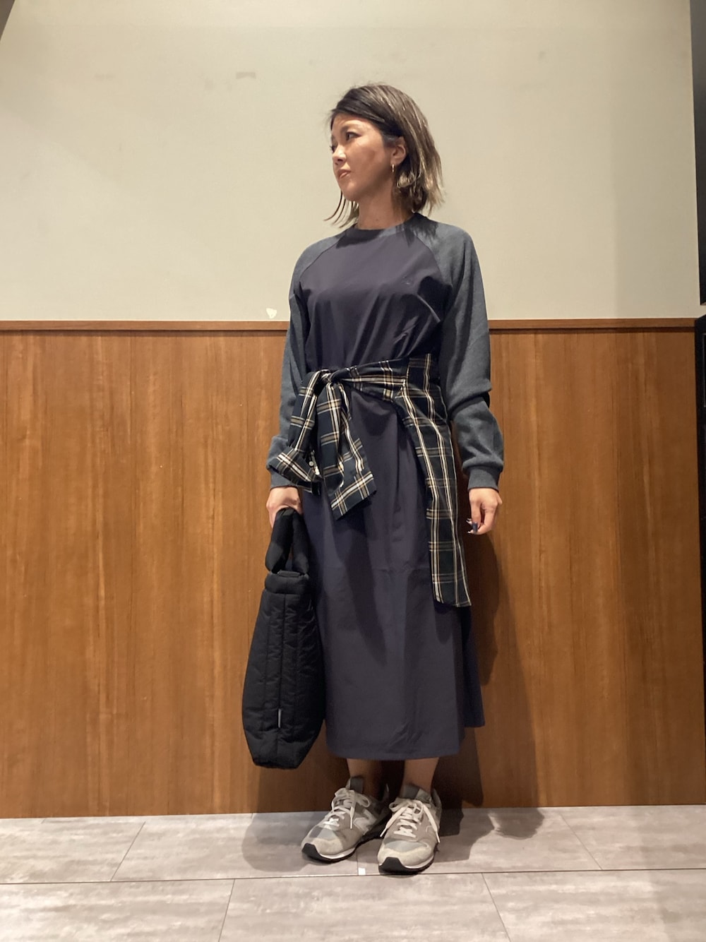 ブラック系のシャツ/ブラウス、ブラック系のトートバッグ、グレー系のワンピースを着用したレディースの秋コーディネートの1枚目の写真