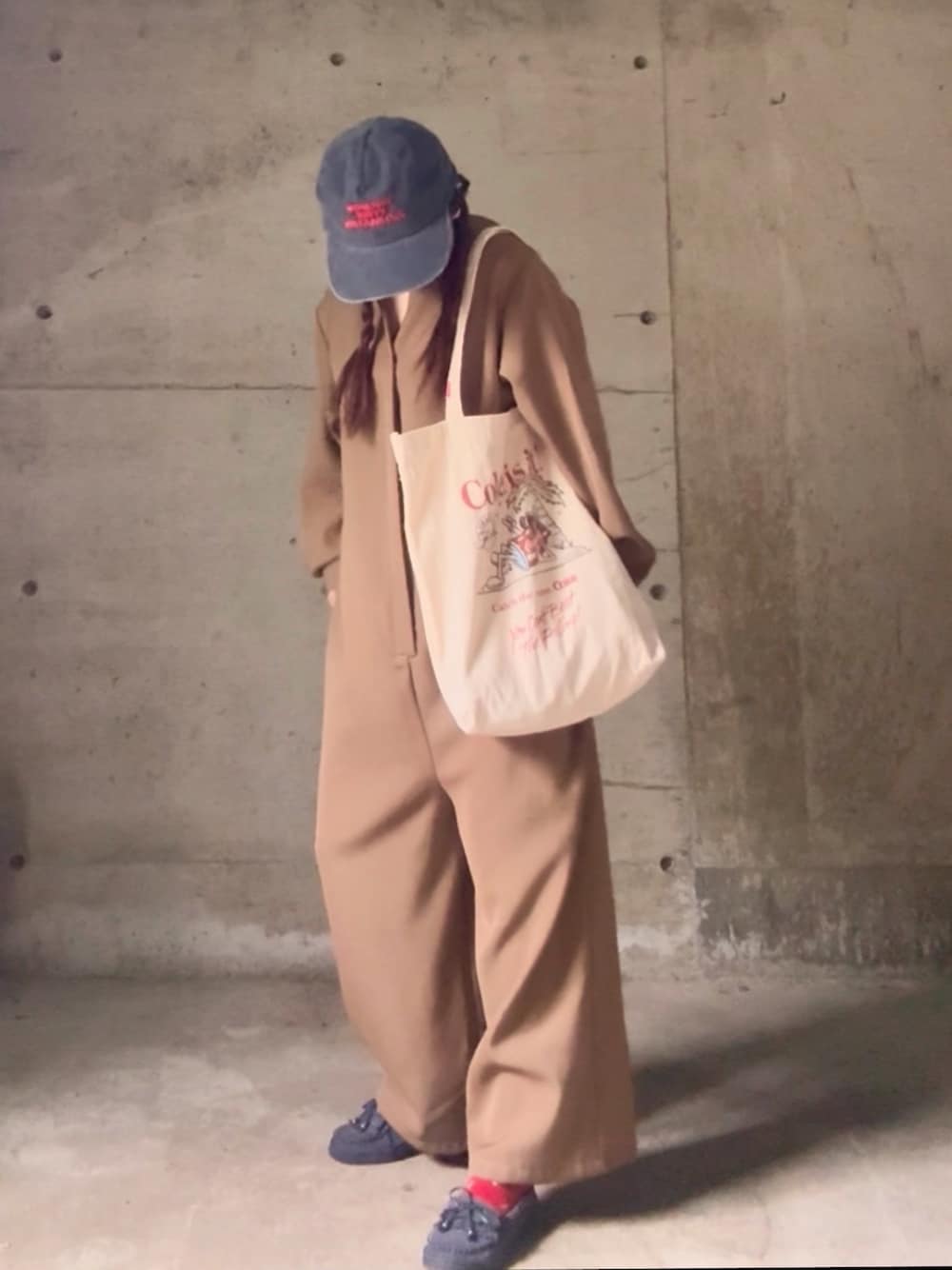 ホワイト系のトートバッグ、ブラウン系のつなぎ/オールインワン、ブルー系のローファーを着用したレディースの秋コーディネートの1枚目の写真