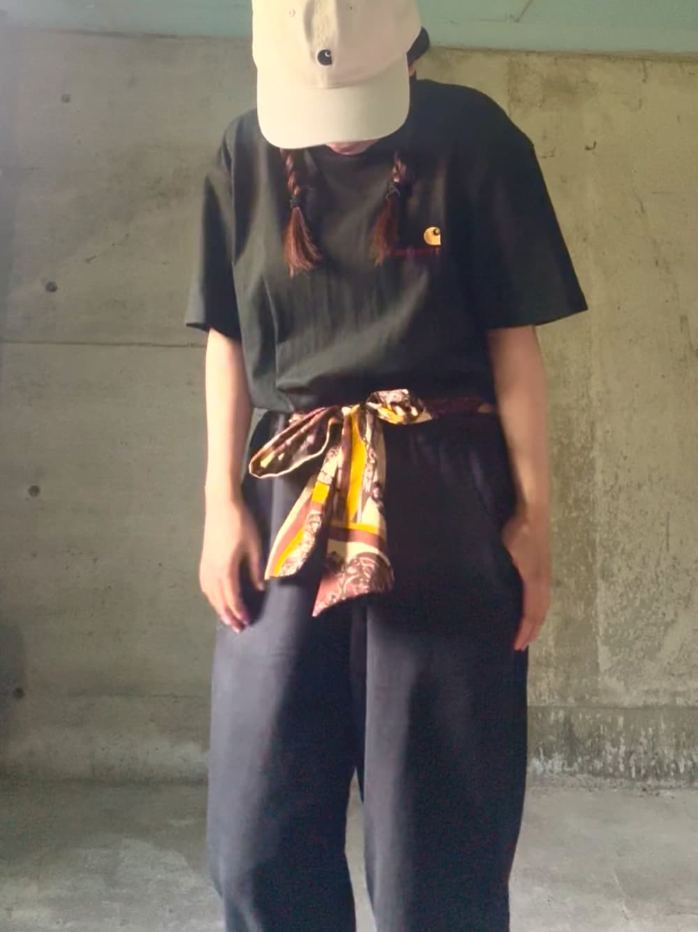 グリーン系のTシャツ/カットソー、ブラック系のスニーカー、ホワイト系のキャップを着用したレディースの夏コーディネートの1枚目の写真