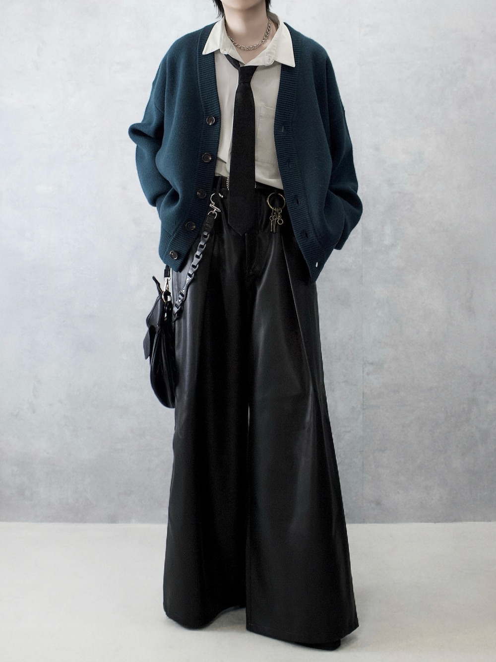 ブルー系のカーディガン/ボレロ、ベージュ系のシャツ/ブラウス、ブラック系のショルダーバッグを着用したメンズの秋コーディネートの1枚目の写真