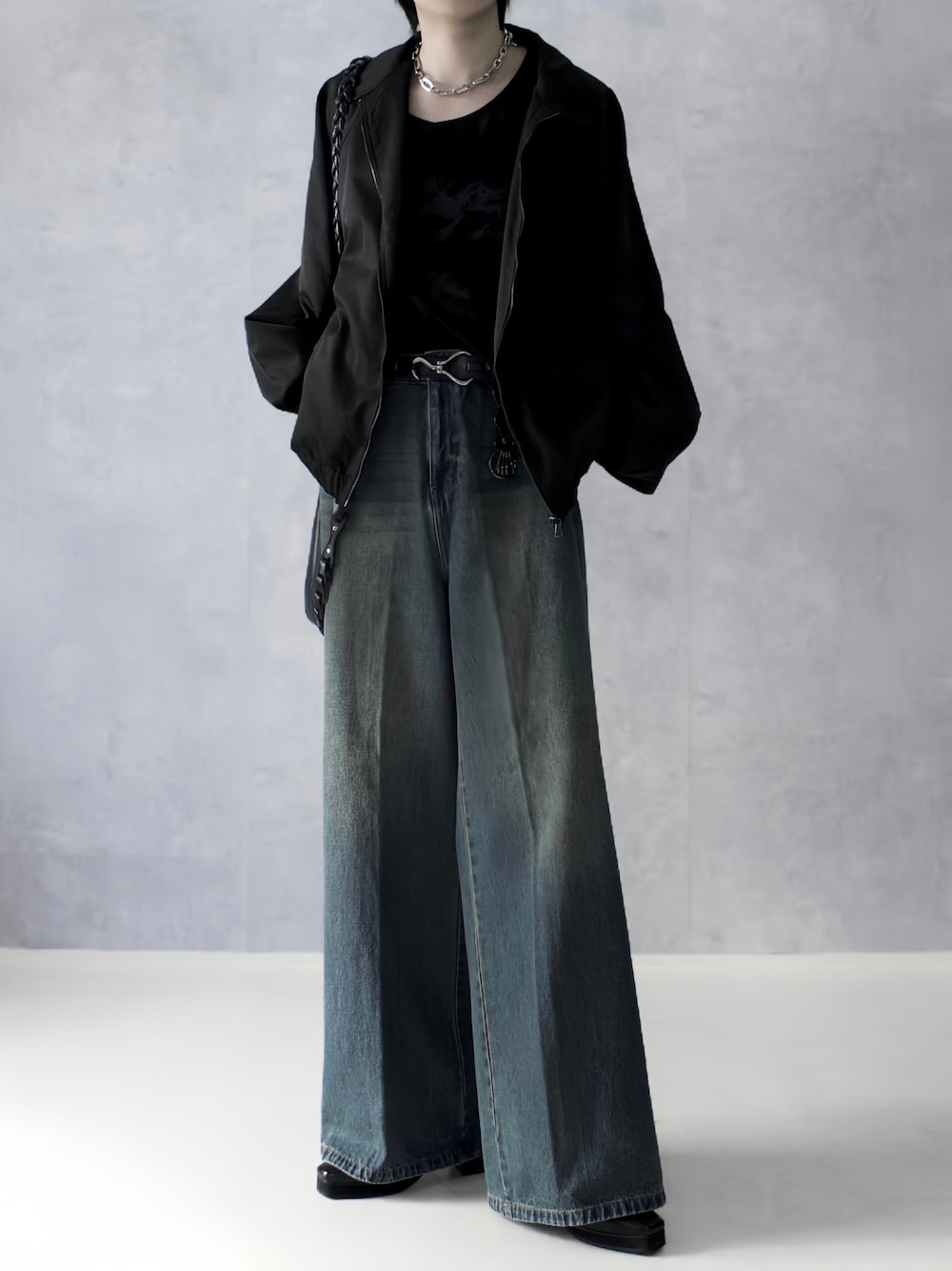 ブルー系のデニムパンツ、ブラック系のTシャツ/カットソー、ブラック系のブルゾンを着用したメンズの秋コーディネートの1枚目の写真