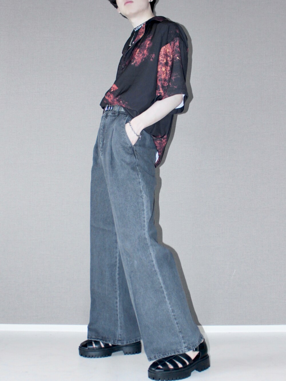 ブラック系のシャツ/ブラウス、グレー系のスラックス、ブラック系のサンダルを着用したメンズの夏コーディネートの1枚目の写真