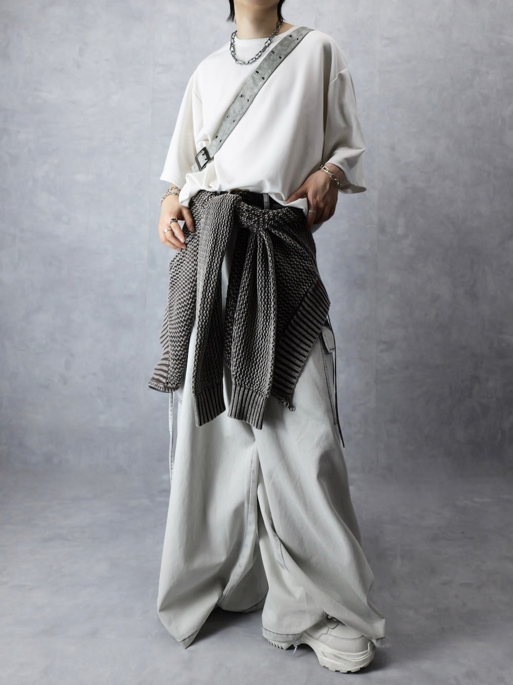 ホワイト系のカーゴパンツ、ブラウン系のパーカー、グレー系のTシャツ/カットソーを着用したメンズの春コーディネートの1枚目の写真