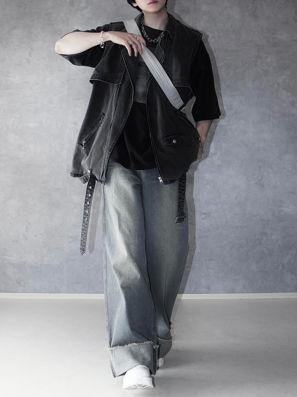 ベージュ系のデニムパンツ、グレー系のTシャツ/カットソー、グレー系のベストを着用したメンズの春コーディネートの1枚目の写真