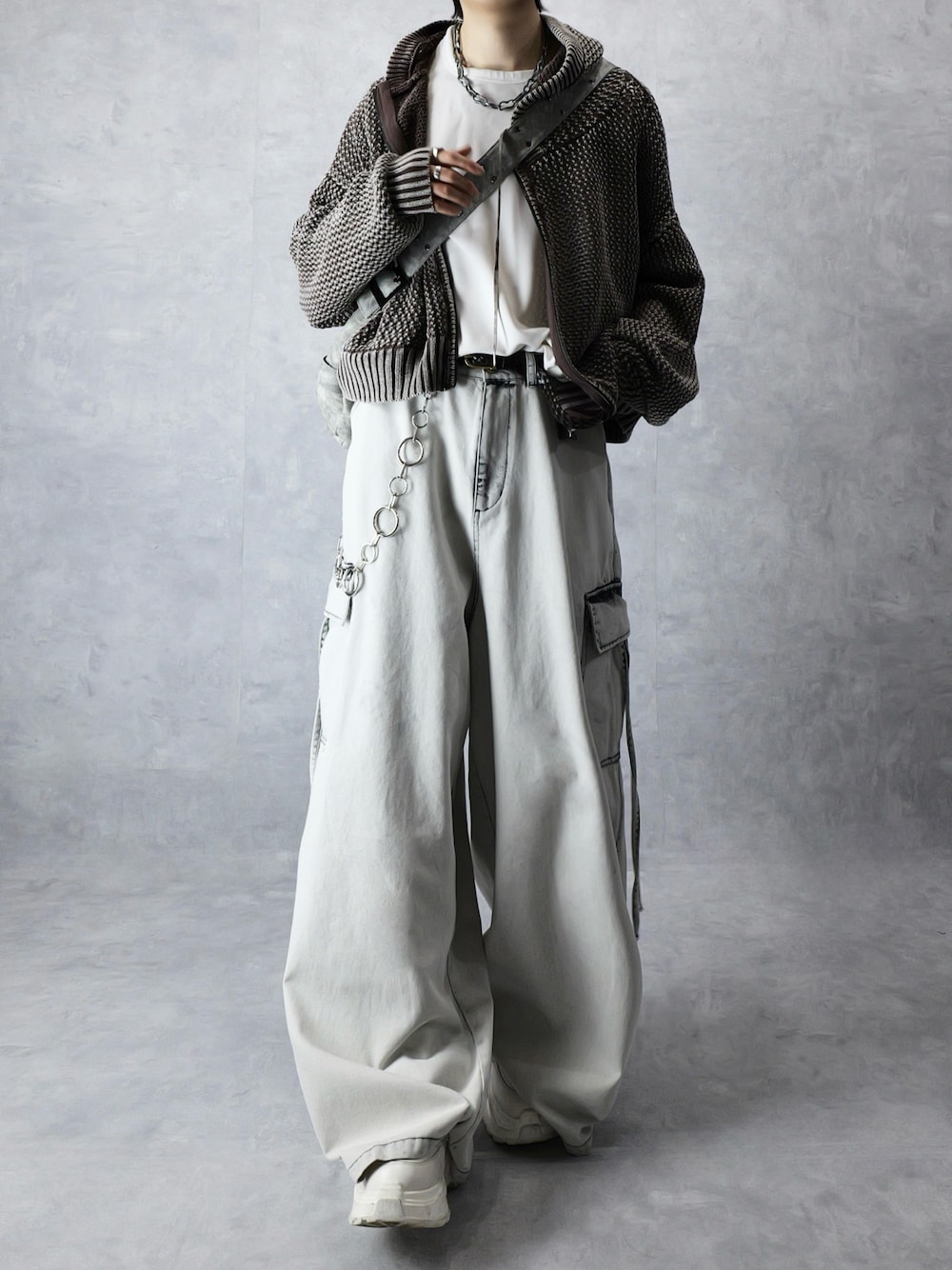 ホワイト系のカーゴパンツ、ブラウン系のパーカー、グレー系のTシャツ/カットソーを着用したメンズの春コーディネートの1枚目の写真