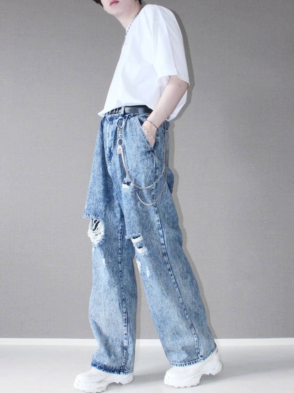 ブルー系のデニムパンツ、ホワイト系のスニーカー、ホワイト系のTシャツ/カットソーを着用したメンズの夏コーディネートの1枚目の写真