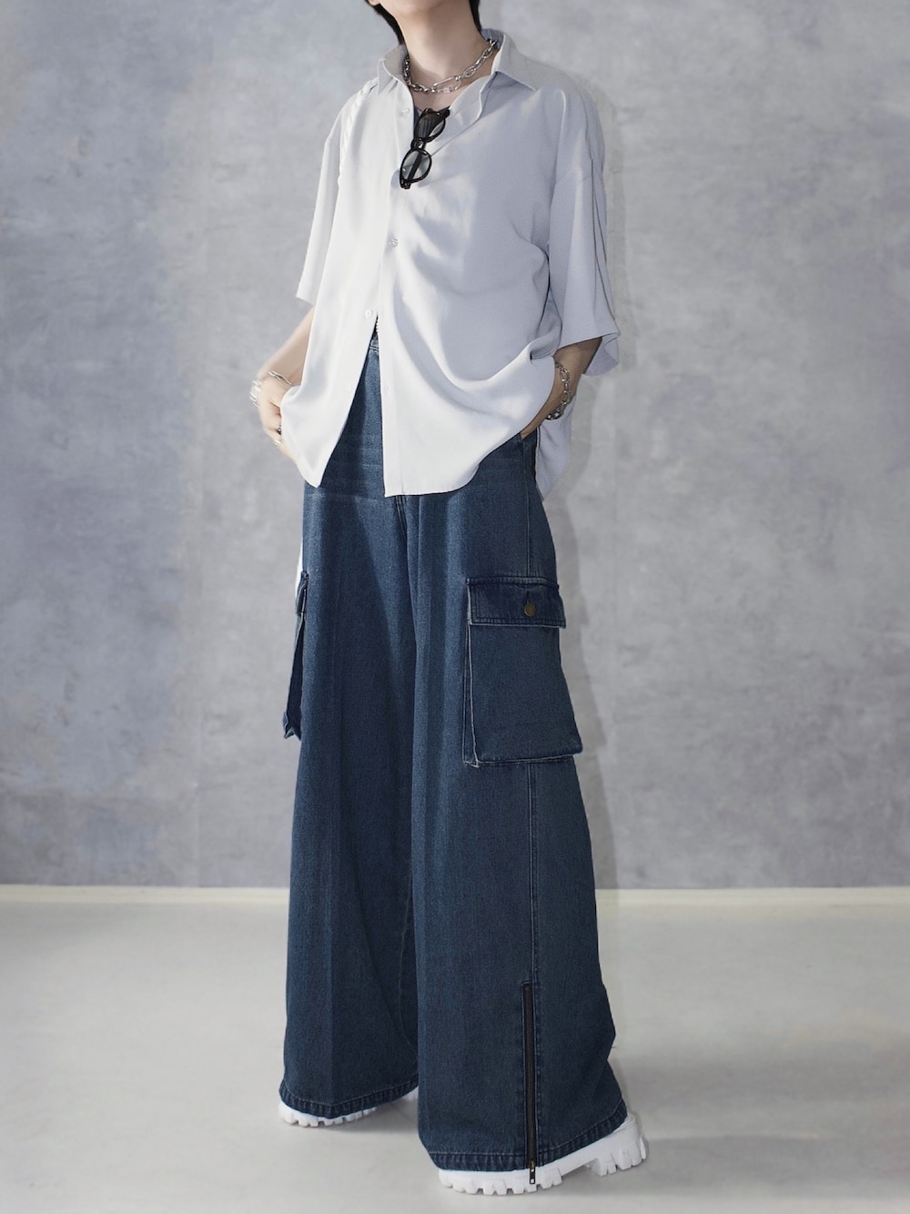 グレー系のシャツ/ブラウス、ブルー系のデニムパンツ、ホワイト系のサンダルを着用したメンズの夏コーディネートの1枚目の写真