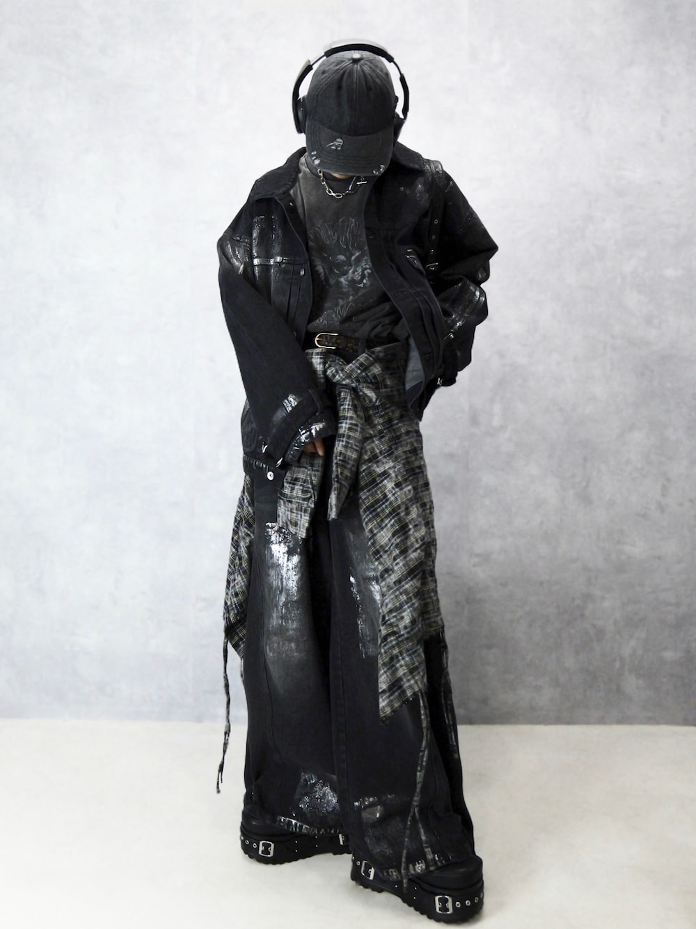 ブラック系のシャツ/ブラウス、ブラック系のデニムパンツ、ブラック系のデニムジャケットを着用したメンズの春コーディネートの1枚目の写真