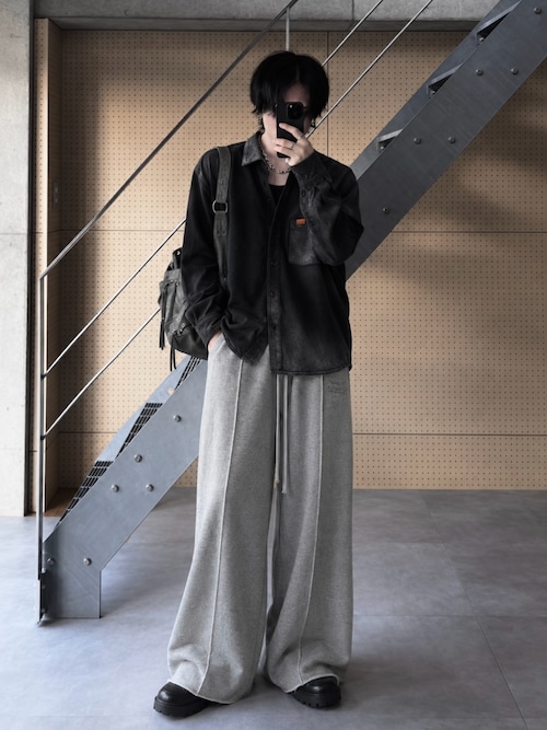 「KHOKI(コッキ)のFaded work shirt(シャツ/ブラウス)」を使った、Aranさん(メンズ・177cm)の秋コーディネート