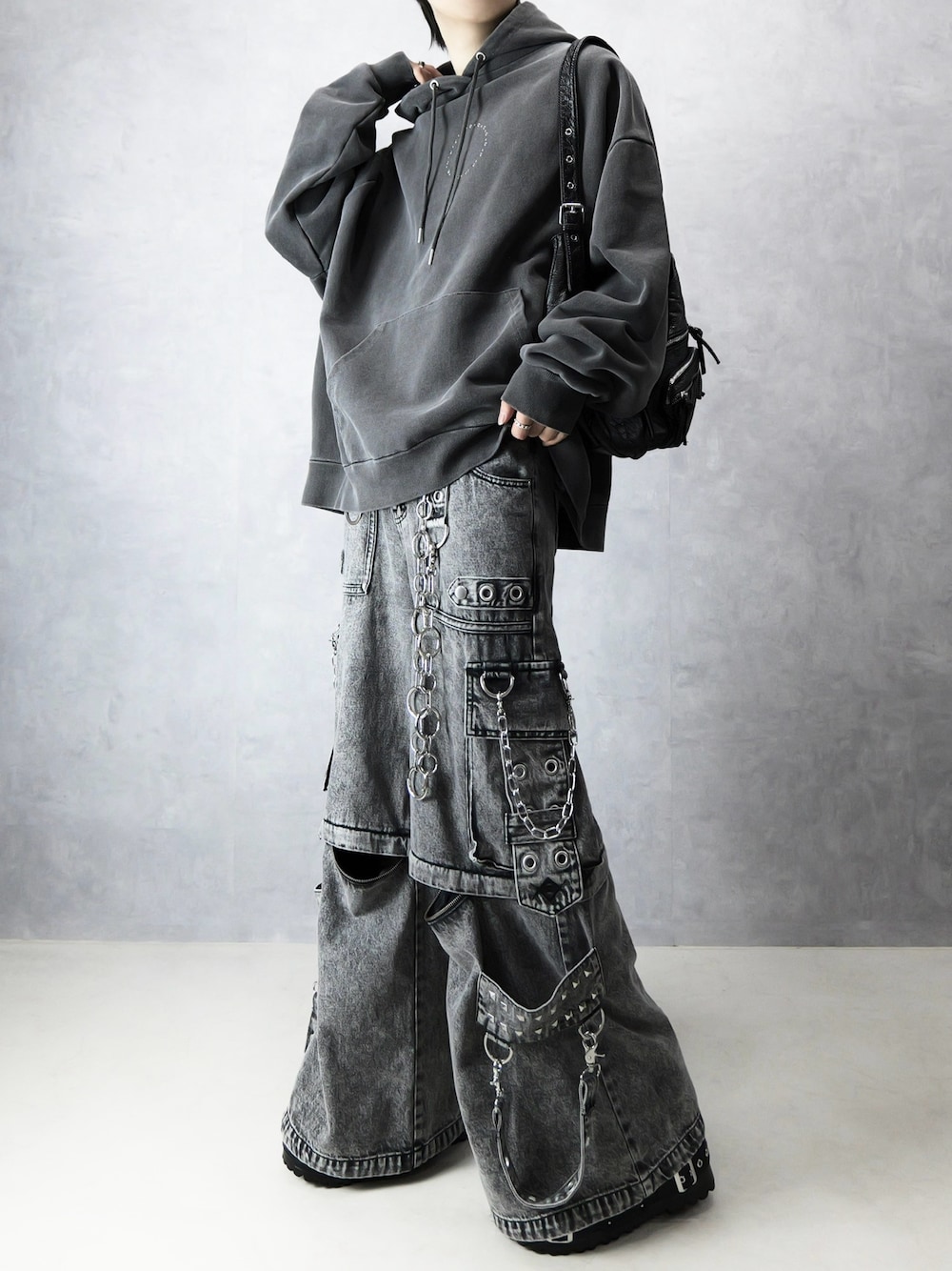 『REFLEM/レフレム』2WAYワイドデニムカーゴパンツ グレー REFLEM（レフレム）の「『REFLEM/レフレム』2WAYワイドデニムカーゴ