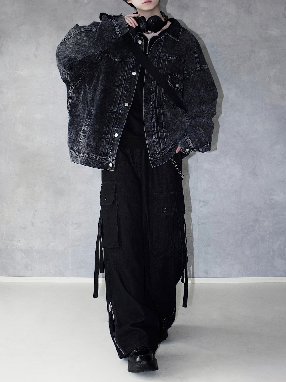 ブラック系のカーゴパンツ、ブラック系のデニムジャケット、ブラック系のスウェットを着用したメンズの春コーディネートの1枚目の写真