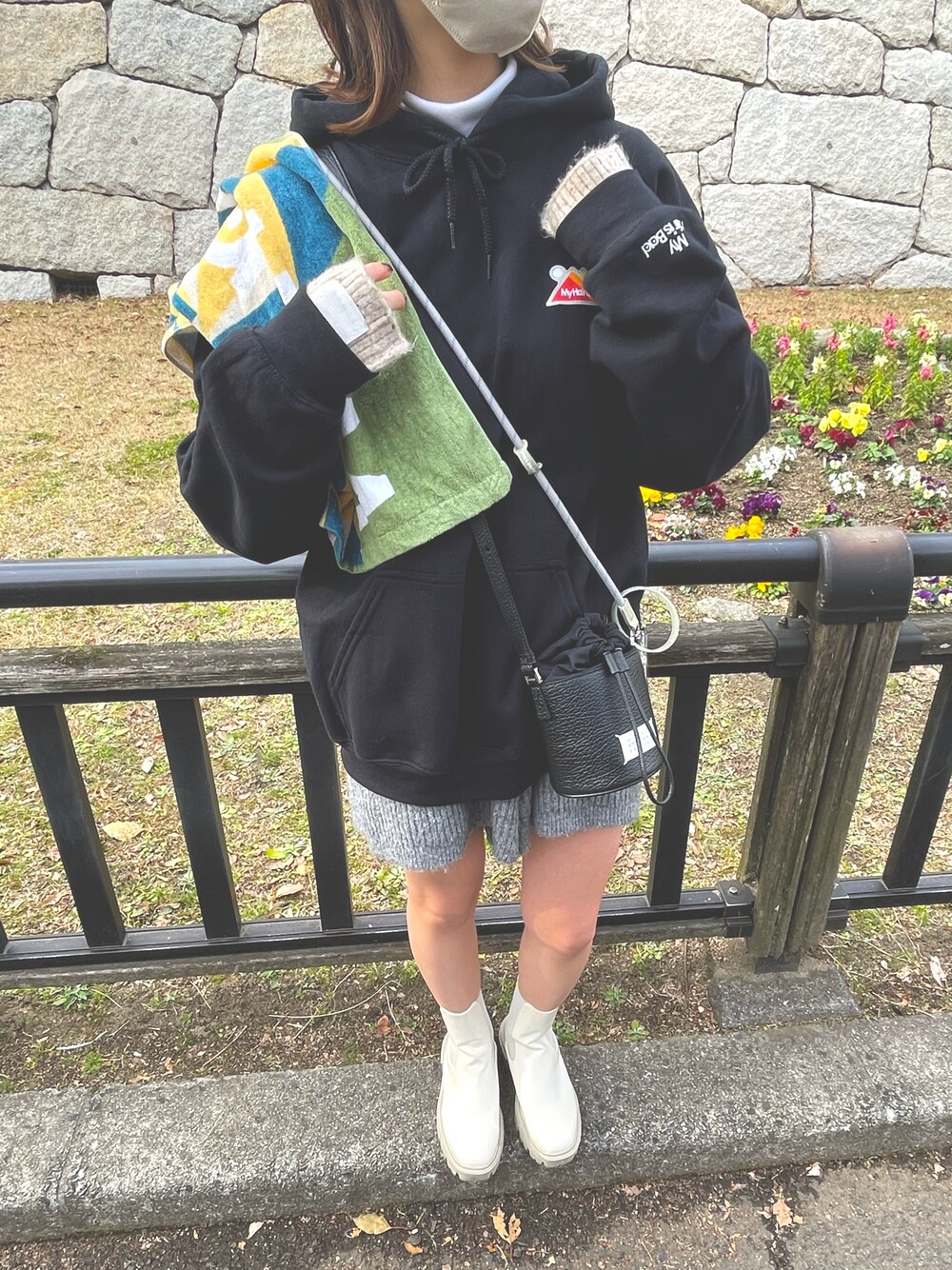 「カジュアルコーデ、ootd、おしゃれさんと繋がりたい、低身長、モノトーンコーデ、マイヘア、My Hair is Bad、フェススタイル、フェスコーデ、ライブコーデ、バンドT、私の推しブランド、オトナカジュアル、プチプラコーデ、低身長女子」｜「My Hair is Badのアイテム（トップス、ブラック系）」を使った、cocoさん（レディース・154cm）の冬コーディネートの1枚目の写真