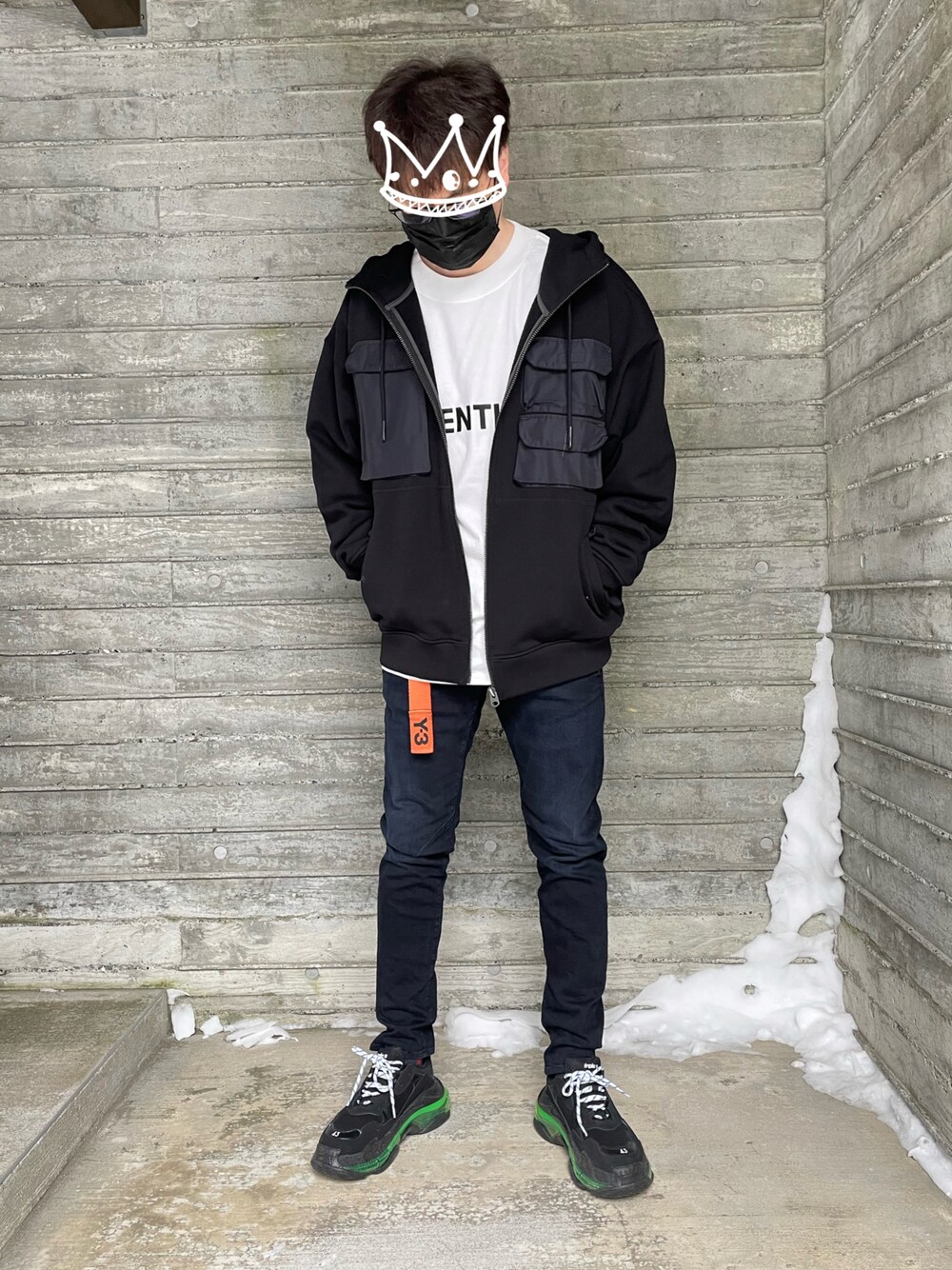 「パーカー、ジーンズ、ダットスニーカー、ベルト、オーバーサイズ、バレンシアガ、ジースターロウ、Y-3、エッセンシャルズ、オレンジ、ポケット、トリプルS、gstarraw、フード付きアウター、フードコート」｜「FOG ESSENTIALSのアイテム（Tシャツ/カットソー、ホワイト系）」を使った、T-Hopeさん（メンズ・180cm）の冬コーディネートの1枚目の写真