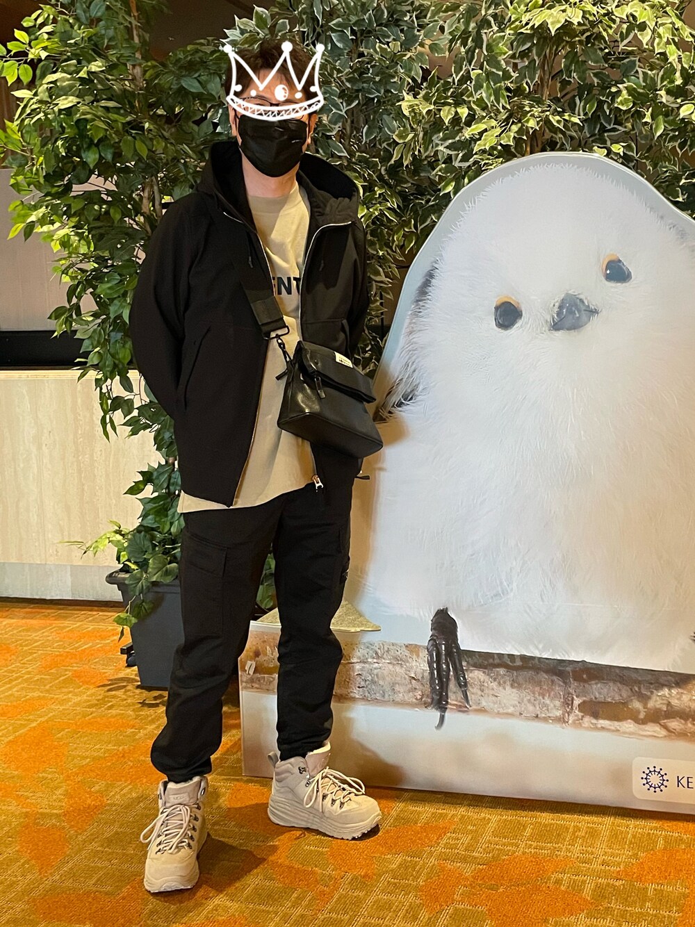 「私の推しブランド、ブラック、カーゴパンツ、ミリタリー、ショルダーバッグ、ホテルランチ、シマエナガ、ストーンアイランド、stoneisland、UGG、ベージュ、エッセンシャルズ、ESSENTIALS、メゾンマルジェラ、黒」｜「STONE ISLANDのアイテム（マウンテンパーカー、ブラック系）」を使った、T-Hopeさん（メンズ・180cm）の冬コーディネートの1枚目の写真