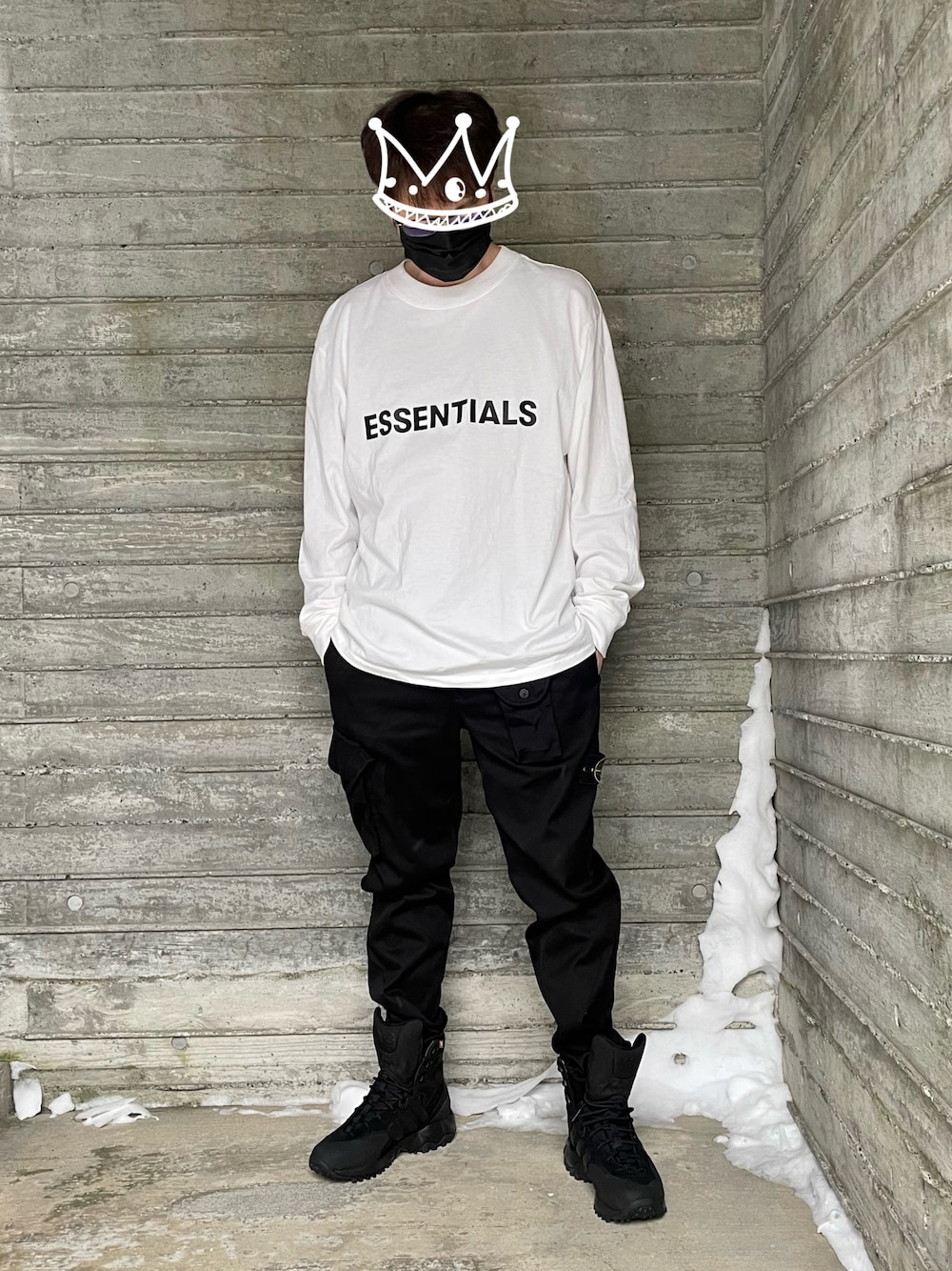 「シンプルコーデ、白黒、オトナカジュアル、カーゴパンツ、ブーツ、Y-3、ストーンアイランド、エッセンシャルズ、stoneisland、ESSENTIALS、オーバーサイズ、カットソー、モノトーン、スニーカーブーツ、スニーカーコーデ」｜「FOG ESSENTIALSのアイテム（Tシャツ/カットソー、ホワイト系）」を使った、T-Hopeさん（メンズ・180cm）の冬コーディネートの1枚目の写真