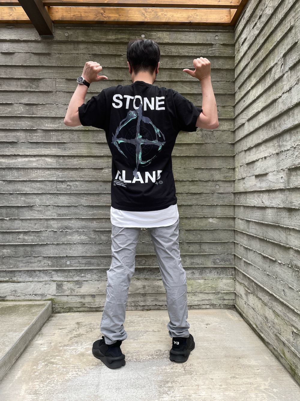 「ブラック、ストーンアイランド、Y-3、半袖シャツ、スニーカー、シャカパン、タンクトップチラ見せ」｜「STANDARD James Perseのアイテム（パンツ、グレー系）」を使った、T-Hopeさん（メンズ・180cm）の秋コーディネートの1枚目の写真