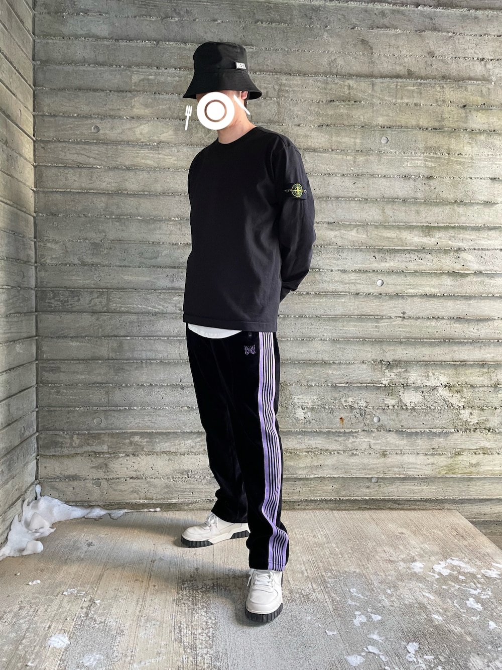 「休日コーデ、カジュアル、リラックススタイル、オトナカジュアル、春、ディーゼル、NEEDLES、stoneisland、バケットハット、ブラック、パープル、スニーカー、カットソー、ロンT、ベロア」｜「DIESELのアイテム（帽子、ブラック系）」を使った、T-Hopeさん（メンズ・180cm）の冬コーディネートの1枚目の写真