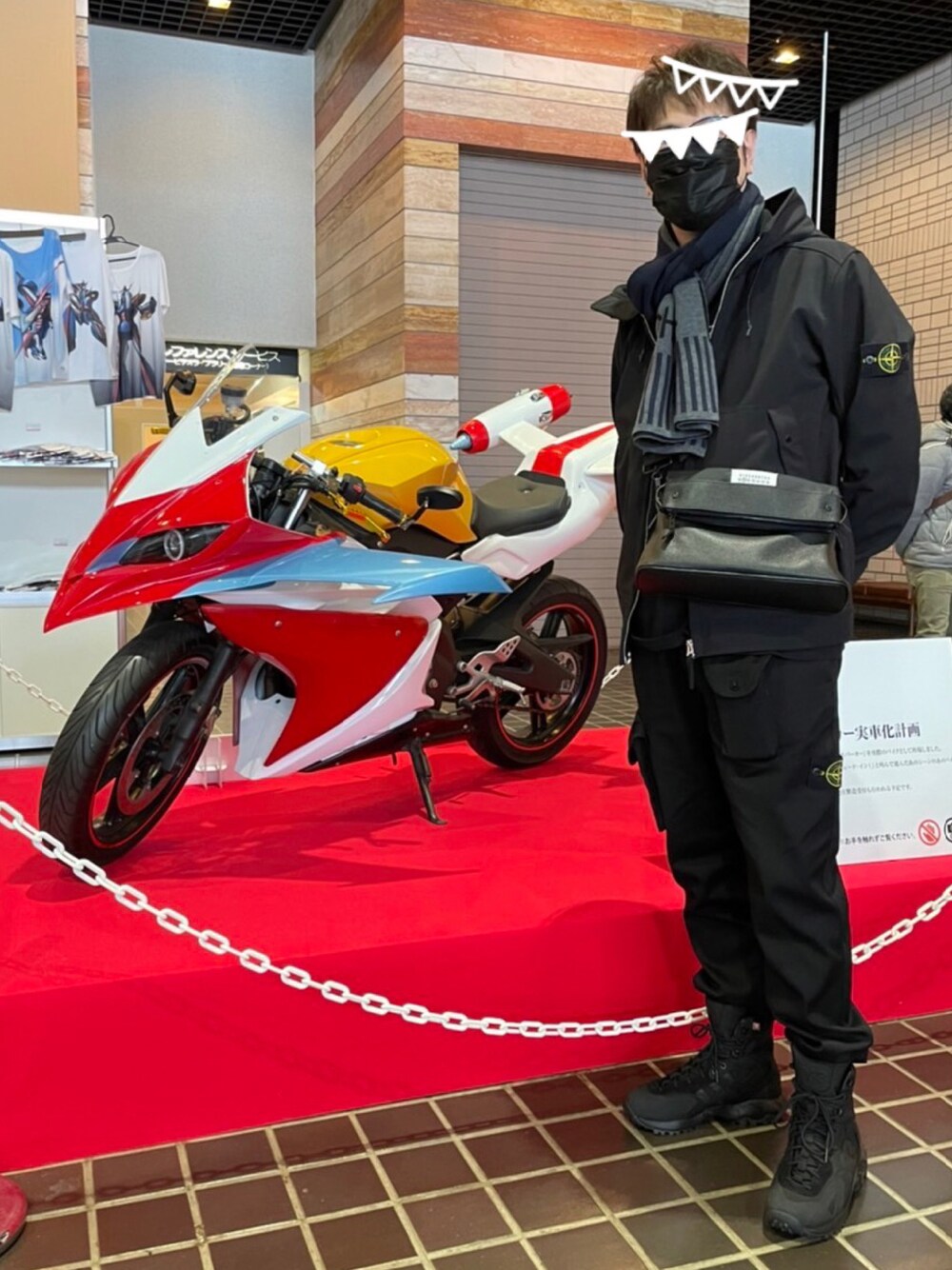 「ストリートファッション、休日コーデ、スニーカーコーデ、ブラックコーデ、カーゴパンツ、美術館コーデ、スニーカーブーツ、メゾンマルジェラ、ストーンアイランド、stoneisland、アルマーニ、ブーツ、フード、ショルダーバッグ、黒」｜「STONE ISLANDのアイテム（マウンテンパーカー、ブラック系）」を使った、T-Hopeさん（メンズ・180cm）の冬コーディネートの1枚目の写真