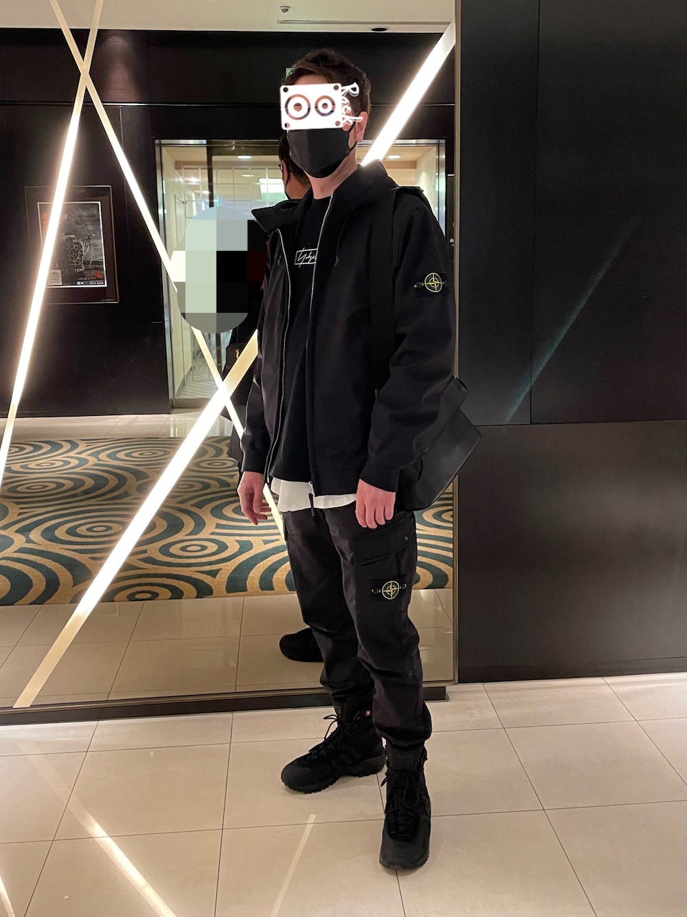 「休日コーデ、ブラックコーデ、大人コーデ、カーゴパンツ、スニーカー、ストーンアイランド、ヨウジヤマモト、Y-3、冬コーデ、stoneisland、メゾンマルジェラ、ホテル、ハイテク、フードジャケット」｜「STONE ISLANDのアイテム（ジャケット/アウター、ブラック系）」を使った、T-Hopeさん（メンズ・180cm）の春コーディネートの1枚目の写真